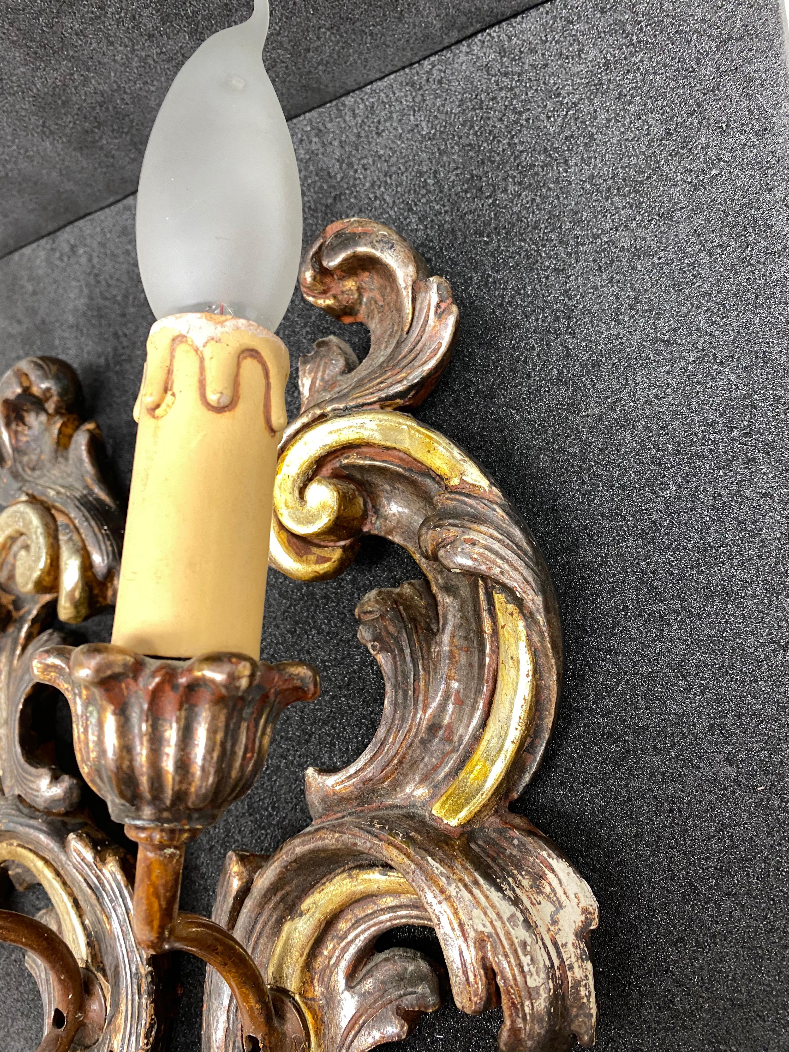 Paar Kronleuchter aus Giltwood im Tole-Stil, Italien, 1960er Jahre (Italienisch) im Angebot