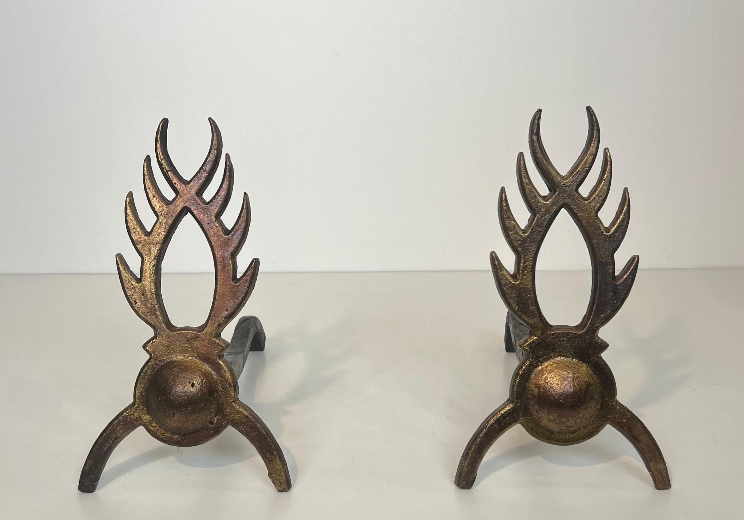 Dieses sehr schöne und seltene Paar Andirons ist aus vergoldetem Eisen gefertigt. Dies ist ein französisches Werk im Stil des berühmten Designers Garouste et Bonnetti. CIRCA 1970