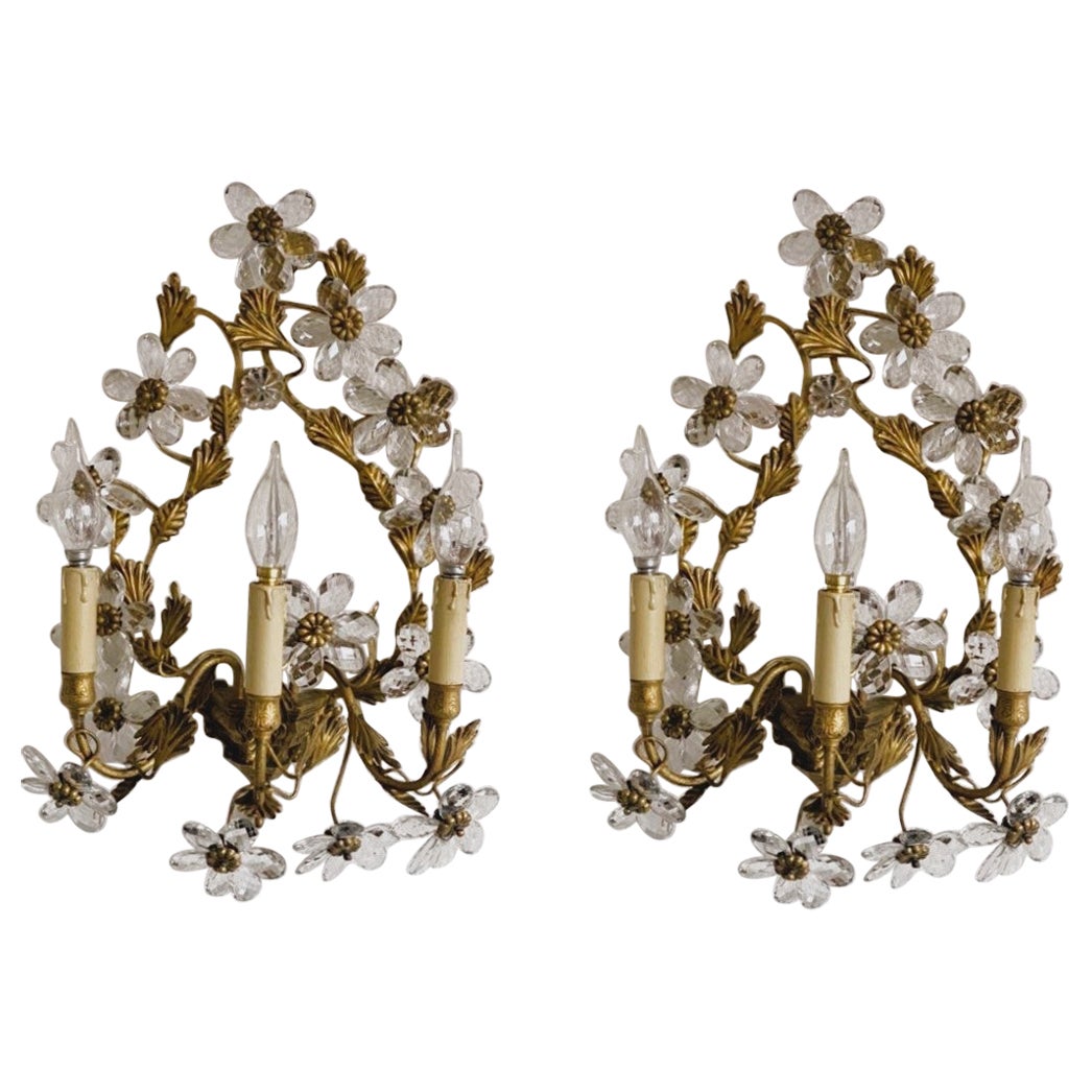 Pareja de apliques franceses de hierro forjado y cristal de Maison Bagues