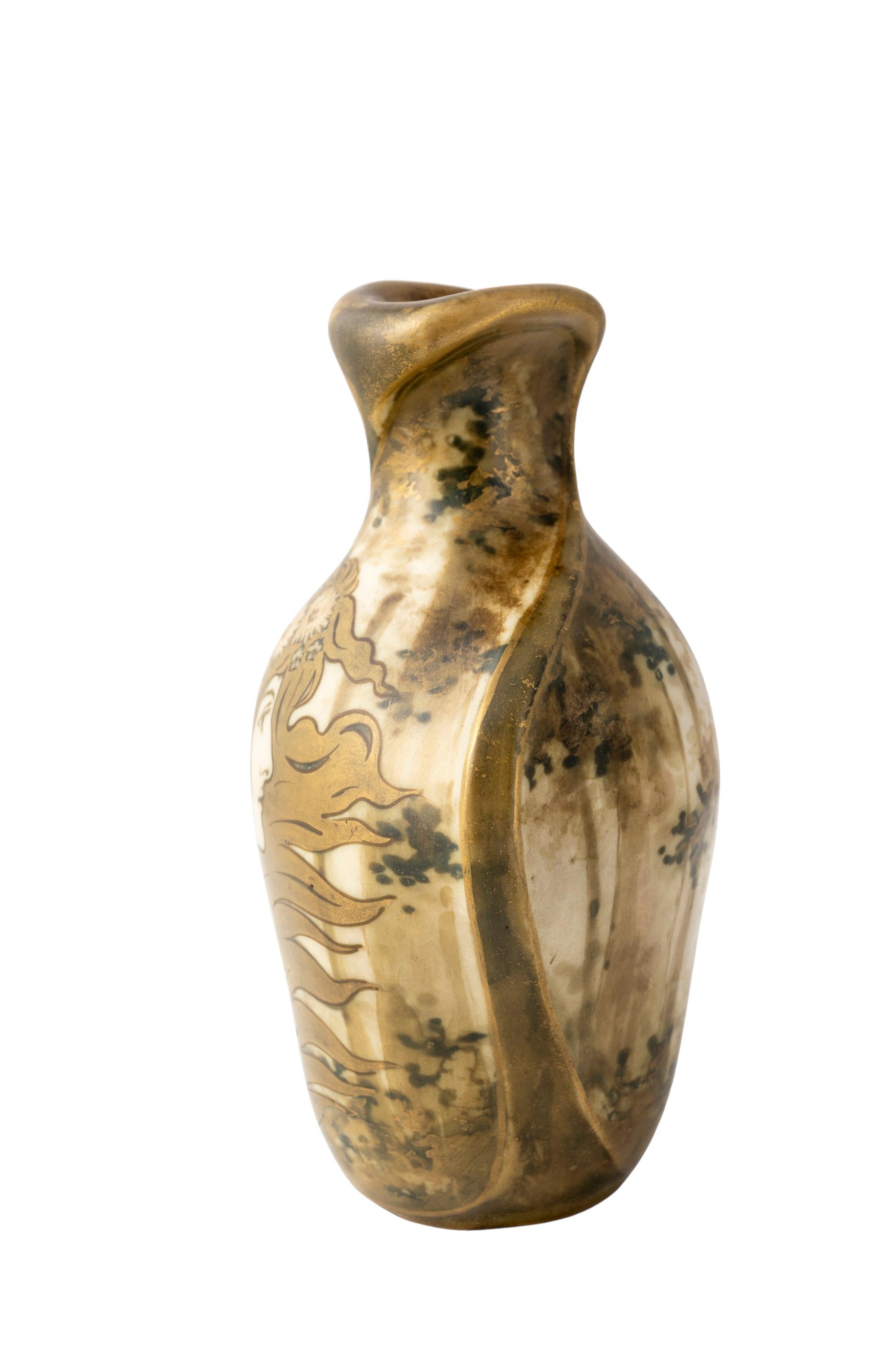 Austriaco Coppia di vasi dorati e dipinti a mano di Nikolaus Kannhäuser Amphora 1898 ca. in vendita
