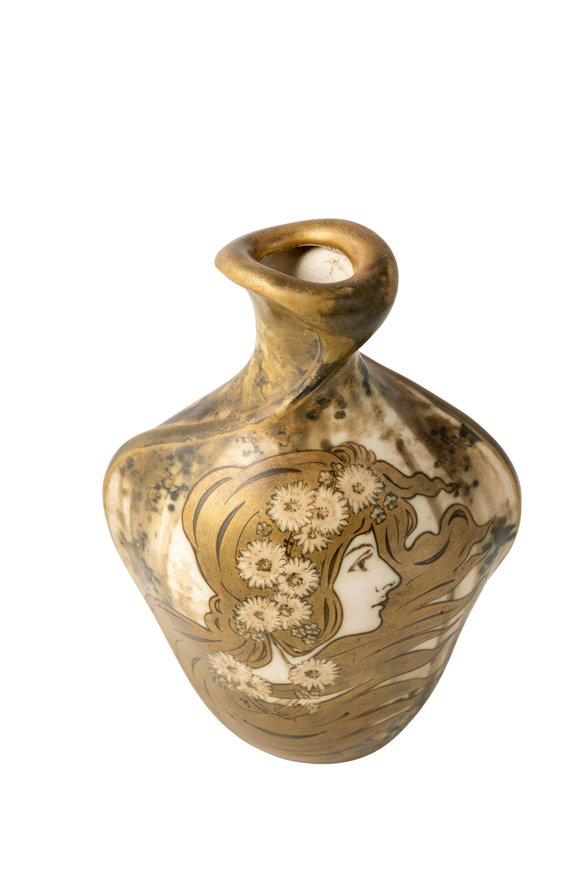 Dorato Coppia di vasi dorati e dipinti a mano di Nikolaus Kannhäuser Amphora 1898 ca. in vendita