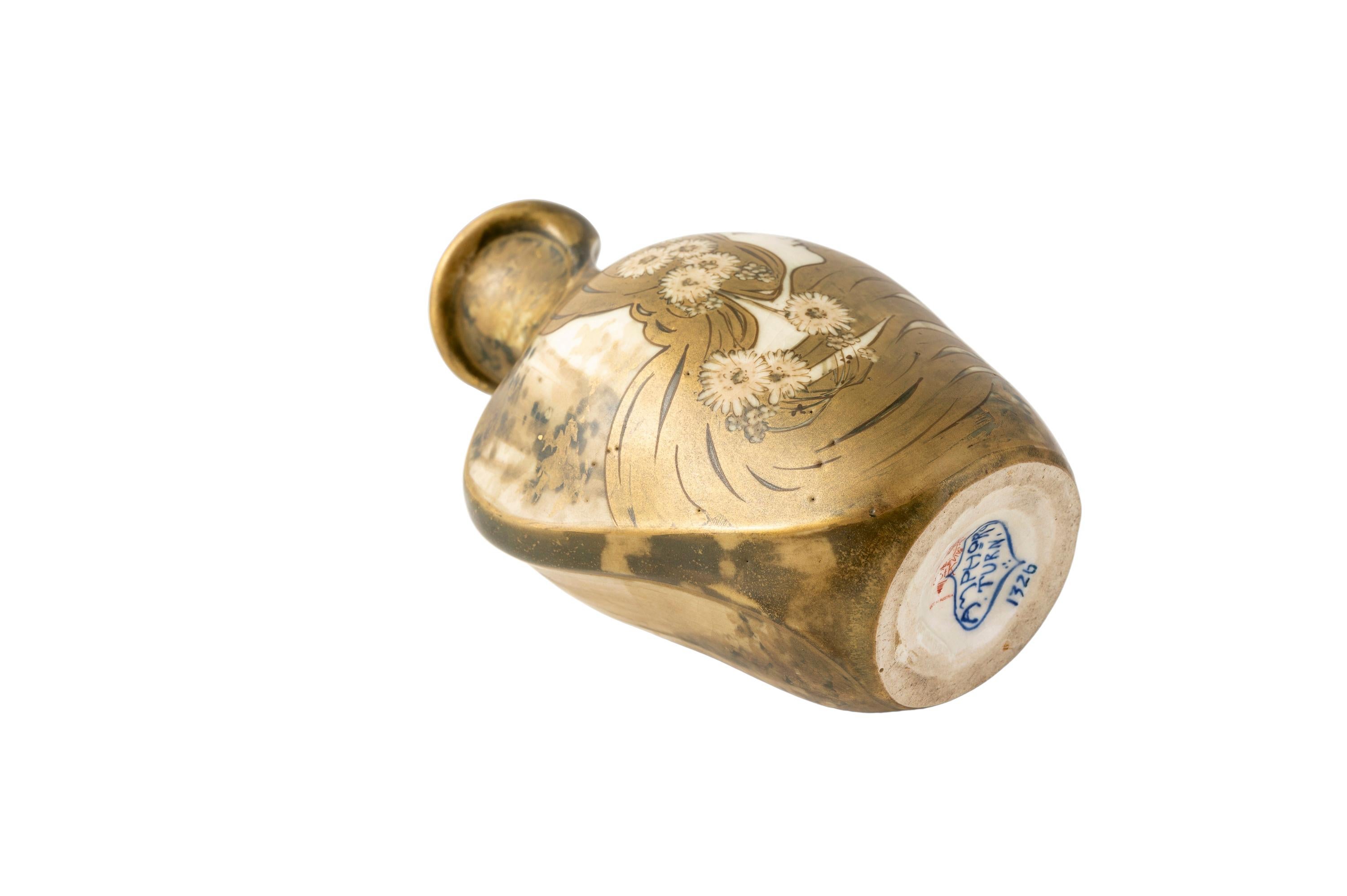 Coppia di vasi dorati e dipinti a mano di Nikolaus Kannhäuser Amphora 1898 ca. In condizioni buone in vendita a Klosterneuburg, AT