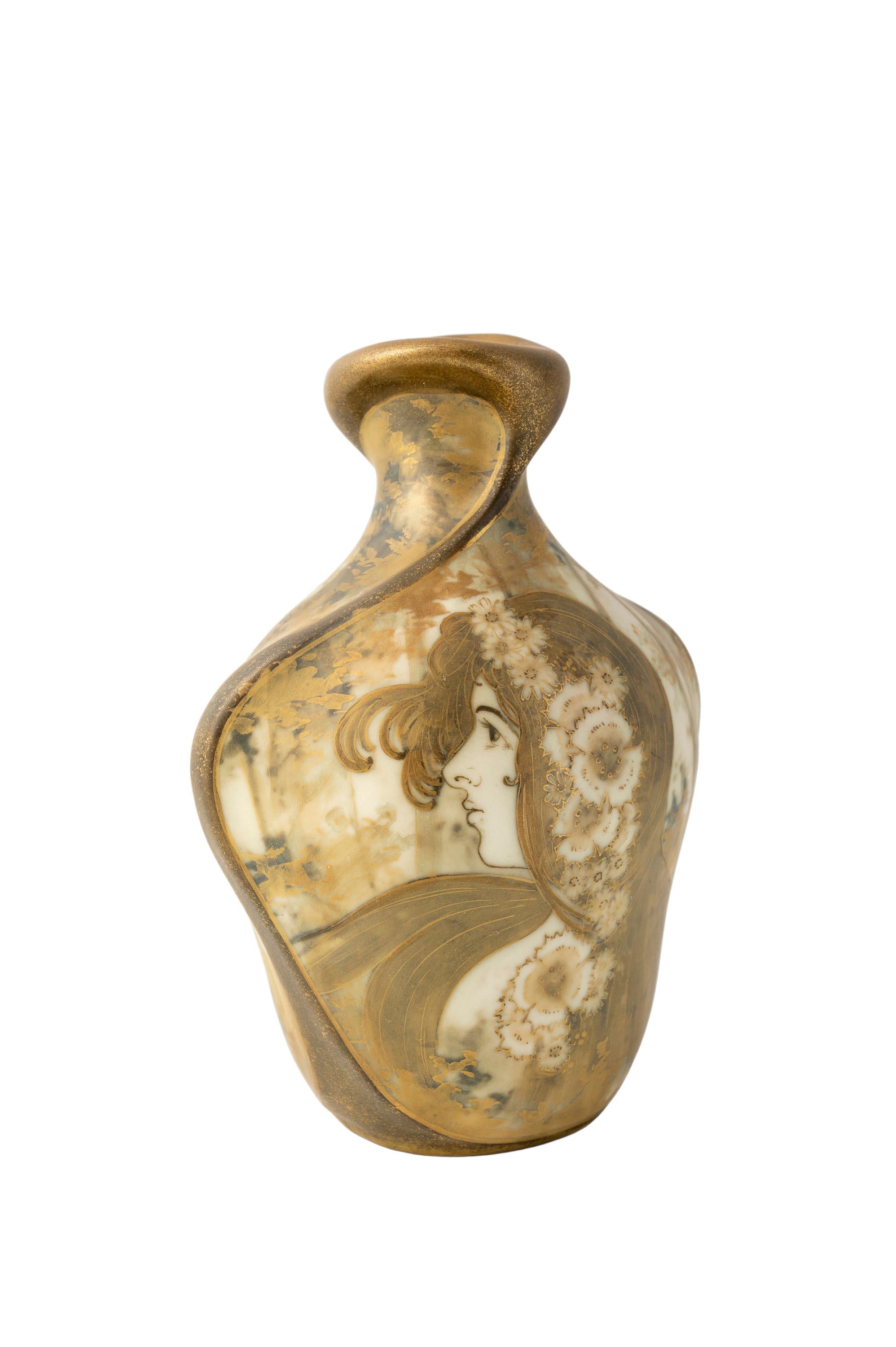 Coppia di vasi dorati e dipinti a mano di Nikolaus Kannhäuser Amphora 1898 ca. in vendita 1