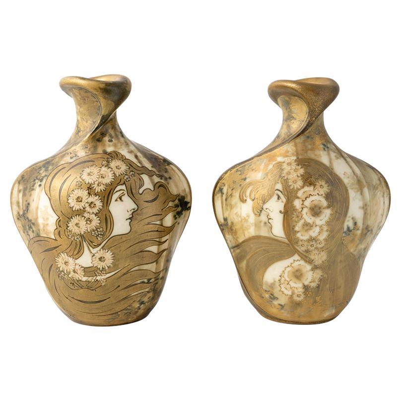 Coppia di vasi dorati e dipinti a mano di Nikolaus Kannhäuser Amphora 1898 ca.