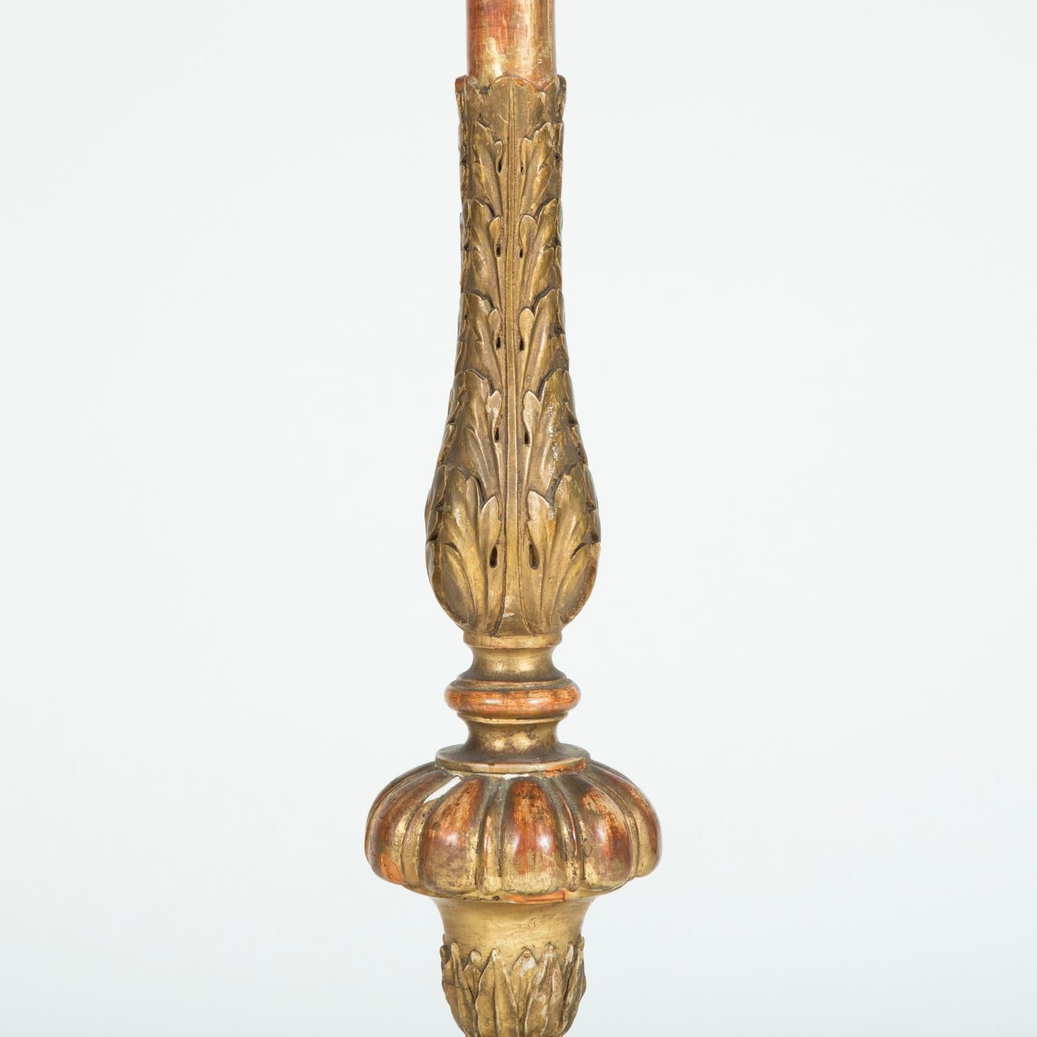 Paire de candélabres en bois doré avec dorure d'origine État moyen - En vente à London, GB
