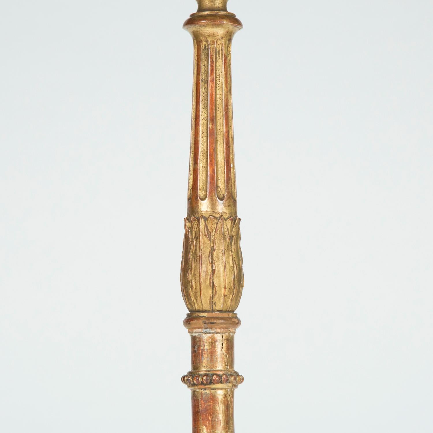 XIXe siècle Paire de candélabres en bois doré avec dorure d'origine en vente