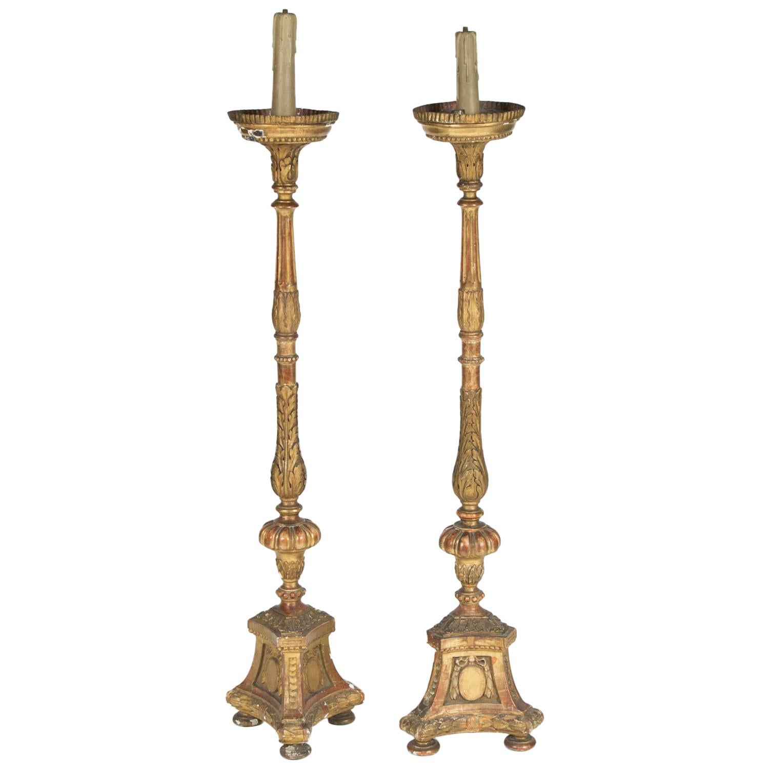 Paire de candélabres en bois doré avec dorure d'origine en vente