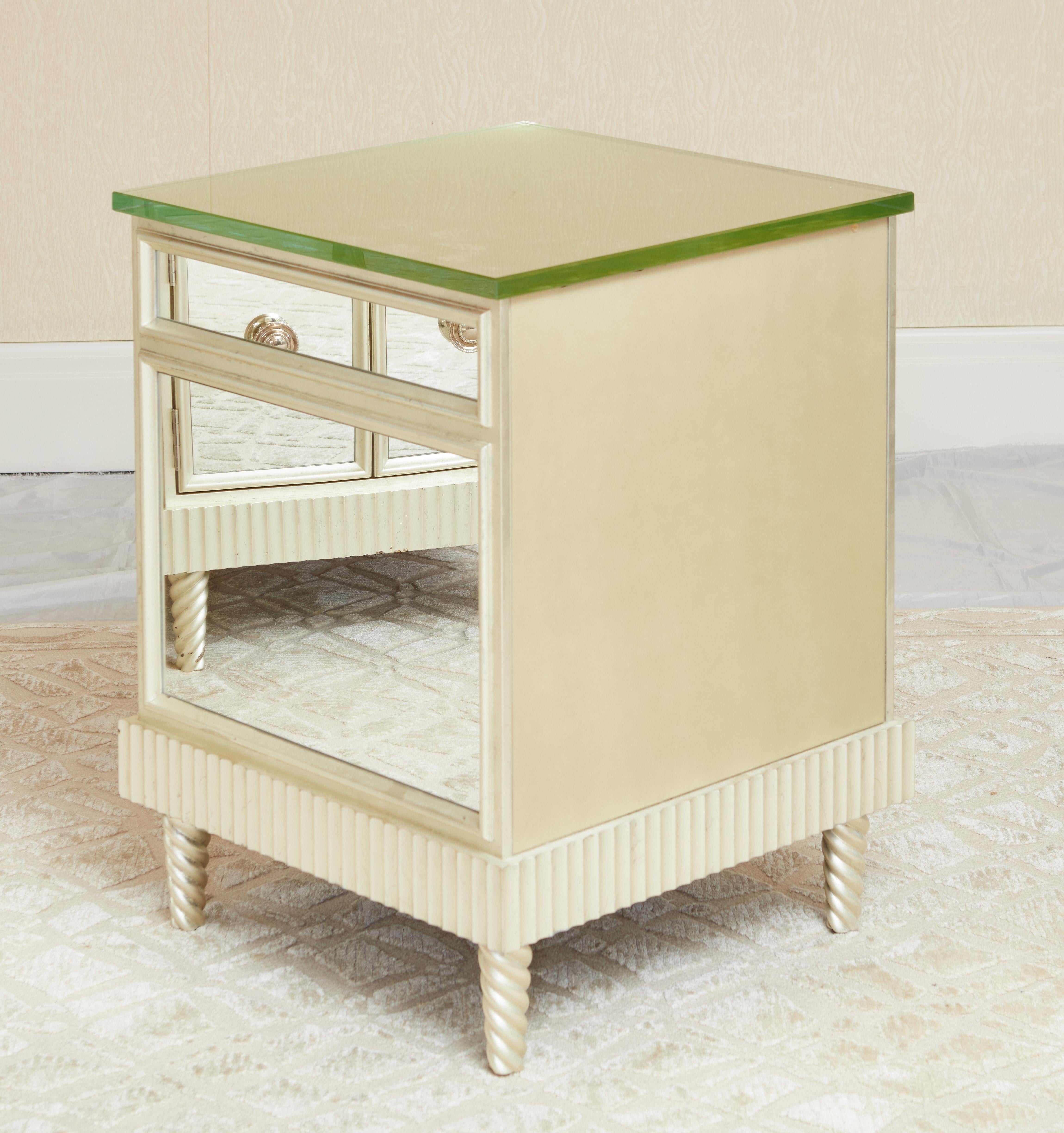 20th Century Pair of Giltwood and Mirrored Night Stands For Sale