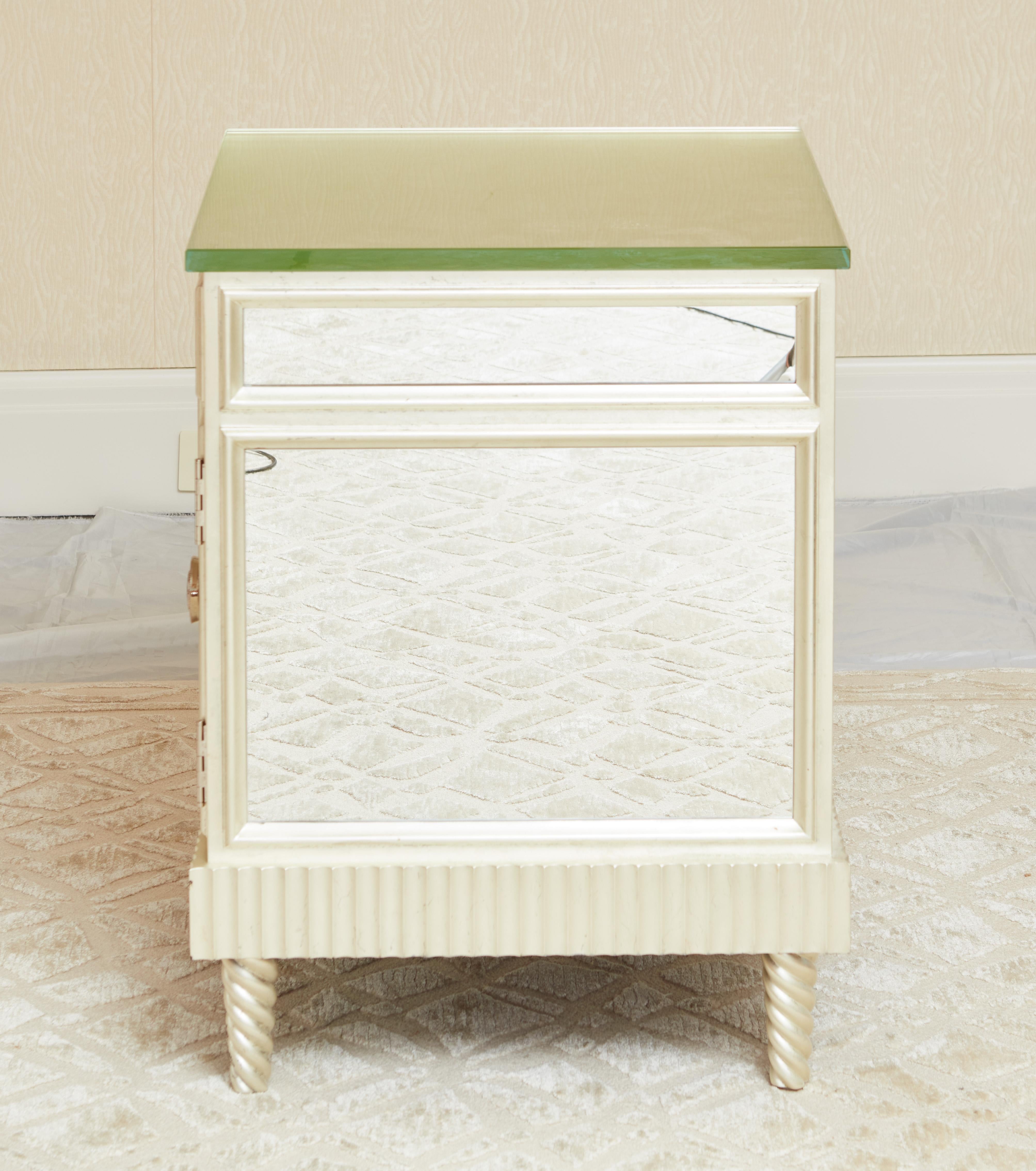 Pair of Giltwood and Mirrored Night Stands For Sale 1