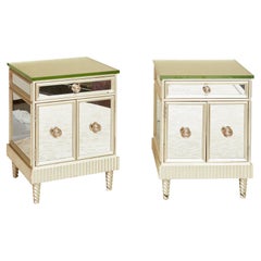 Paire de tables de nuit en bois doré et miroir