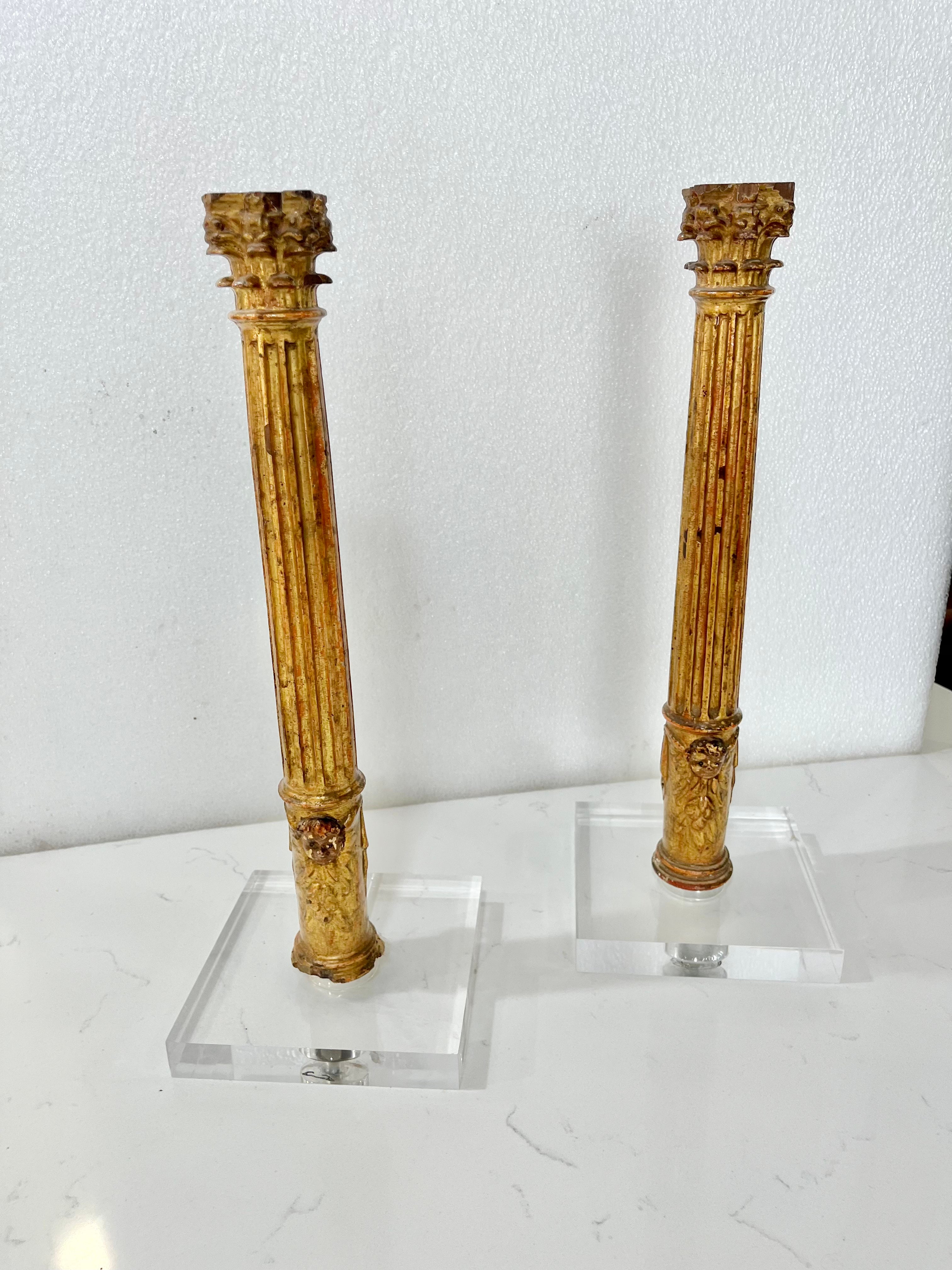 Paire de souvenirs en bois doré joliment sculptés de colonnes cannelées à chapiteaux corinthiens, datant de la période du Grand Tour au 19e siècle, maintenant montés sur des bases contemporaines en acrylique avec un canal arrière pour le câblage de