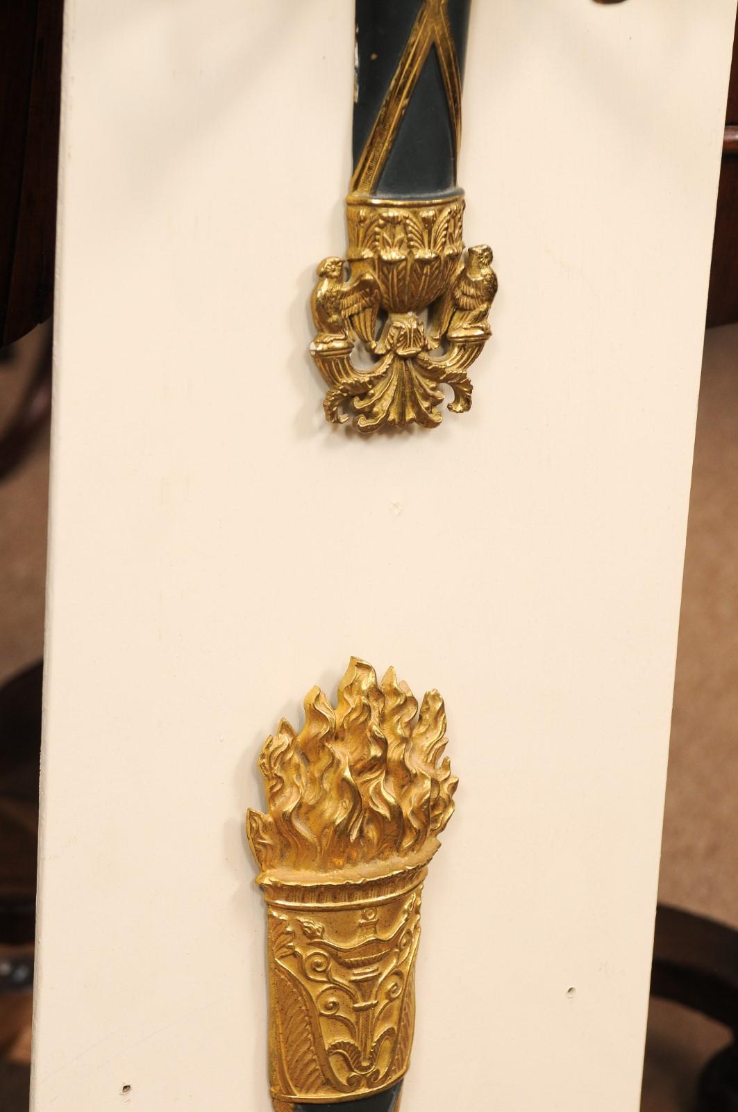 Paire d'appliques à 2 lumières en bois doré avec aigle sculpté et pampilles, 20ème siècle en vente 6