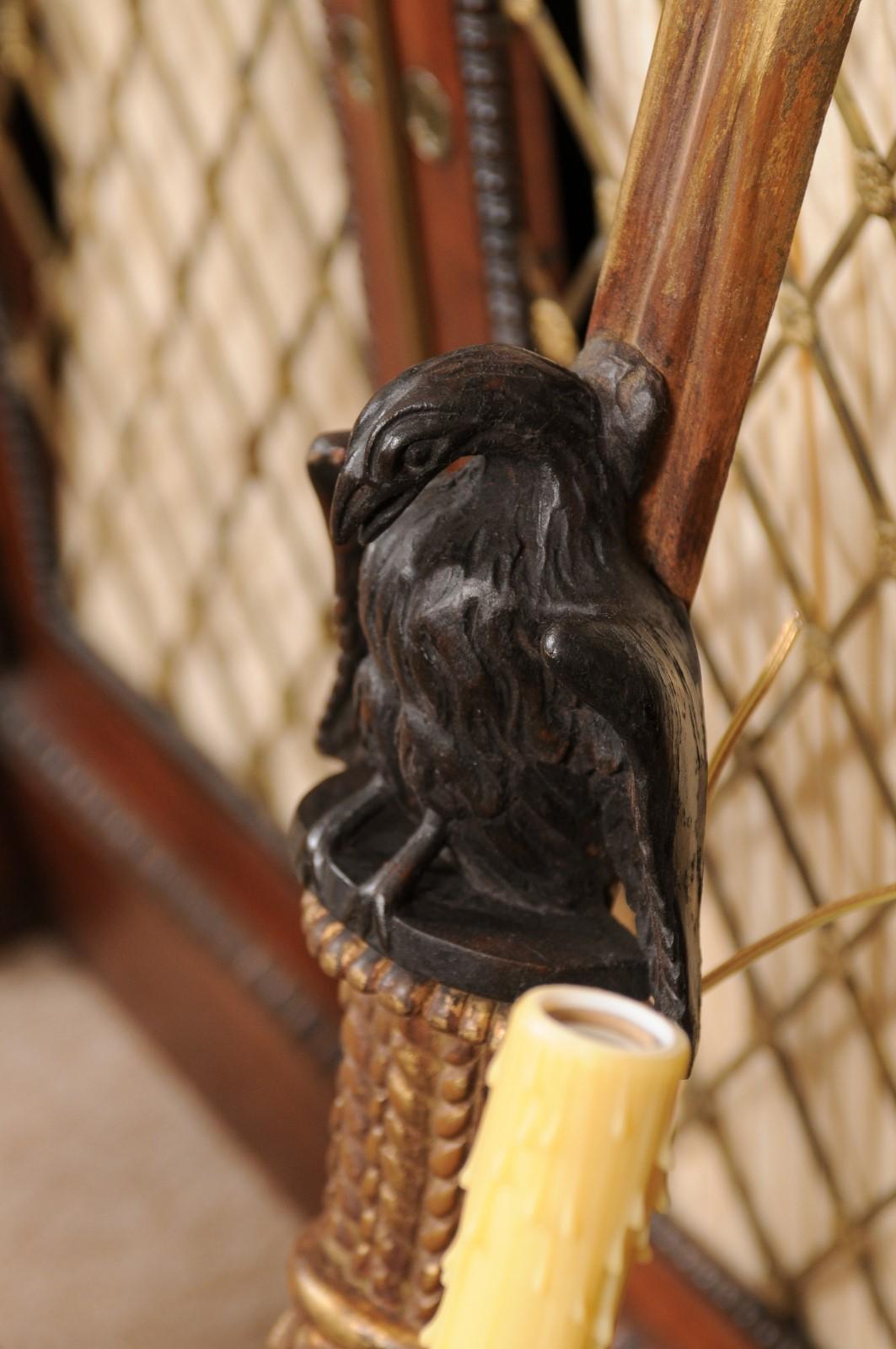 Paire d'appliques à 2 lumières en bois doré avec aigle sculpté et pampilles, 20ème siècle en vente 7