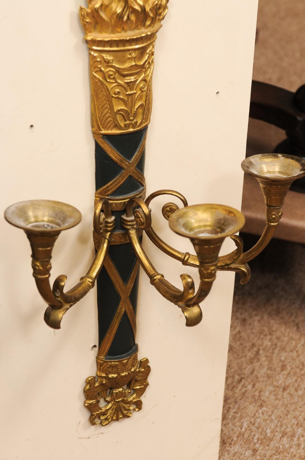 Paire d'appliques à 2 lumières en bois doré avec aigle sculpté et pampilles, 20ème siècle en vente 7