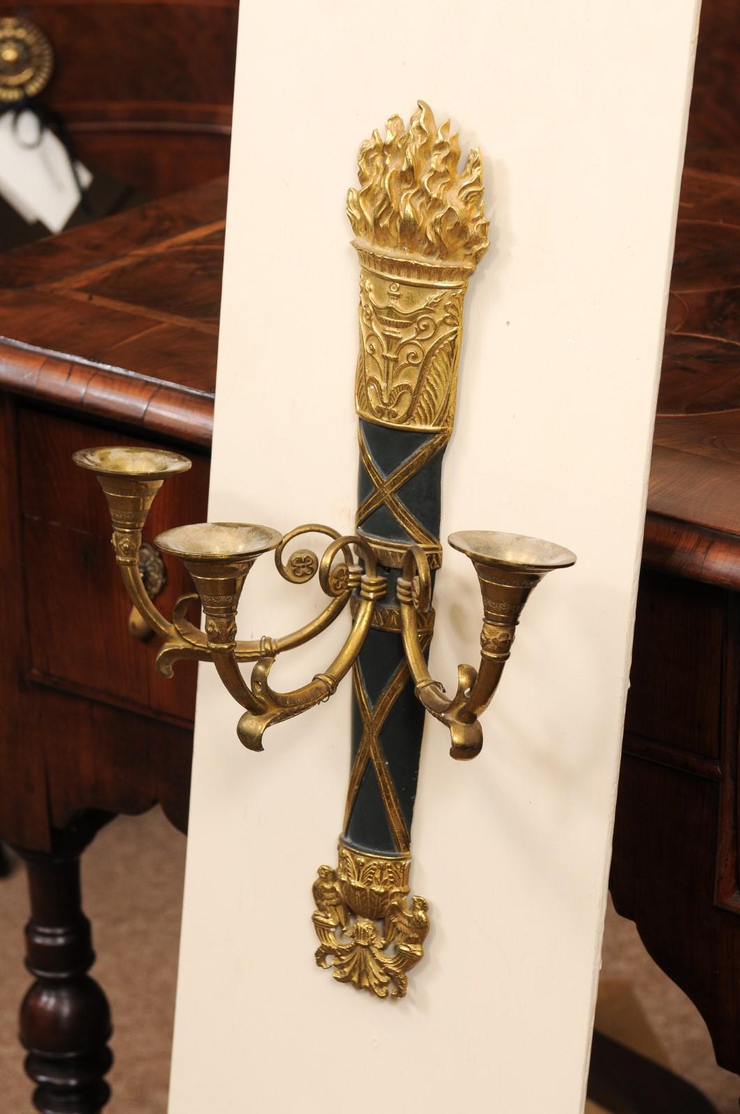 Paire d'appliques à 2 lumières en bois doré avec aigle sculpté et pampilles, 20ème siècle en vente 8