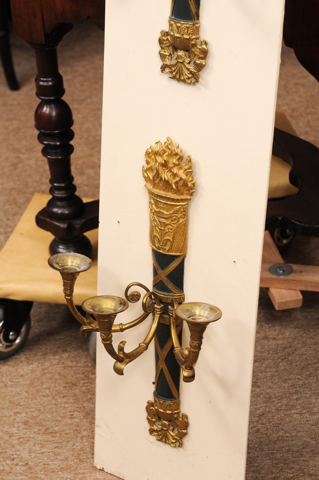 Paire d'appliques à 2 lumières en bois doré avec aigle sculpté et pampilles, 20ème siècle en vente 9