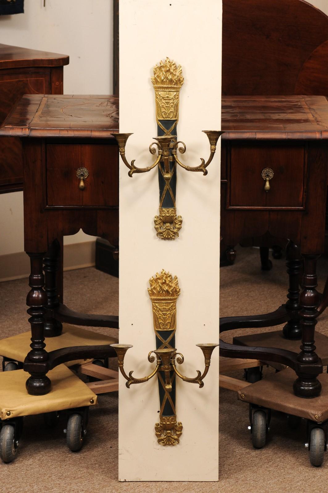 Paire d'appliques à 2 lumières en bois doré avec aigle sculpté et pampilles, 20ème siècle État moyen - En vente à Atlanta, GA