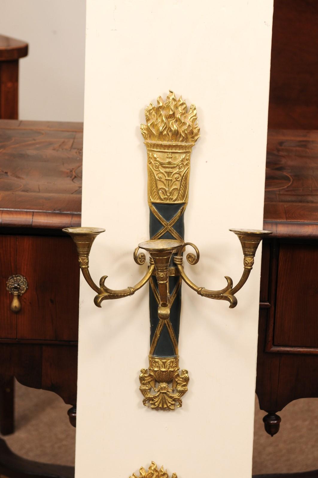 Paire d'appliques à 2 lumières en bois doré avec aigle sculpté et pampilles, 20ème siècle en vente 1