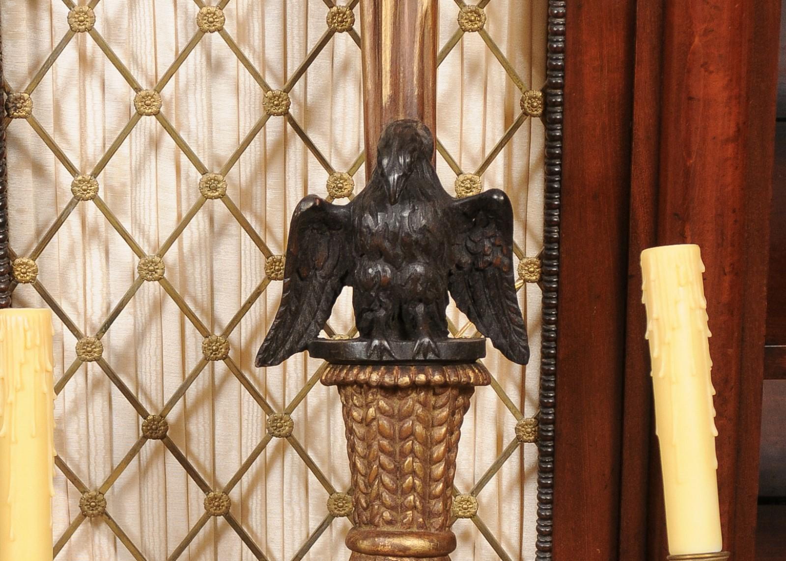 Paire d'appliques à 2 lumières en bois doré avec aigle sculpté et pampilles, 20ème siècle en vente 3