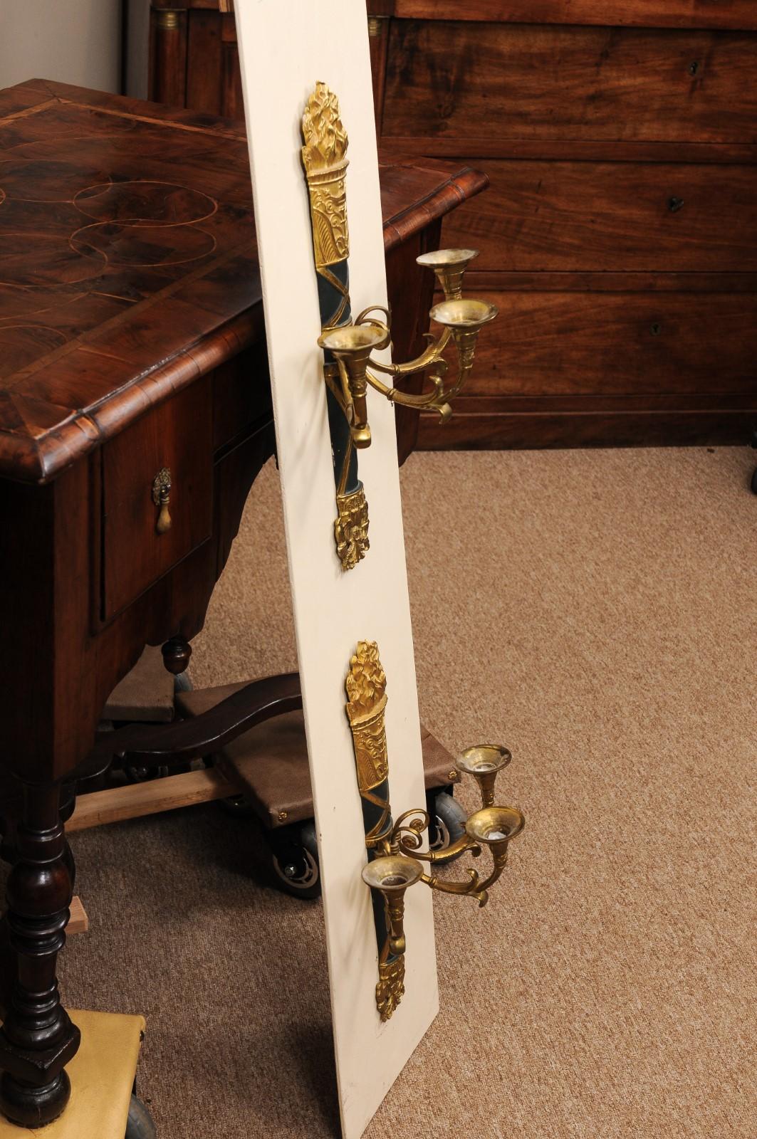 Paire d'appliques à 2 lumières en bois doré avec aigle sculpté et pampilles, 20ème siècle en vente 3