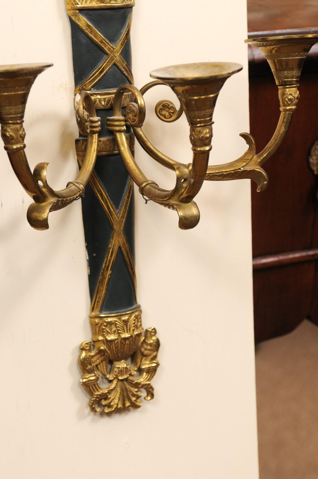 Paire d'appliques à 2 lumières en bois doré avec aigle sculpté et pampilles, 20ème siècle en vente 5