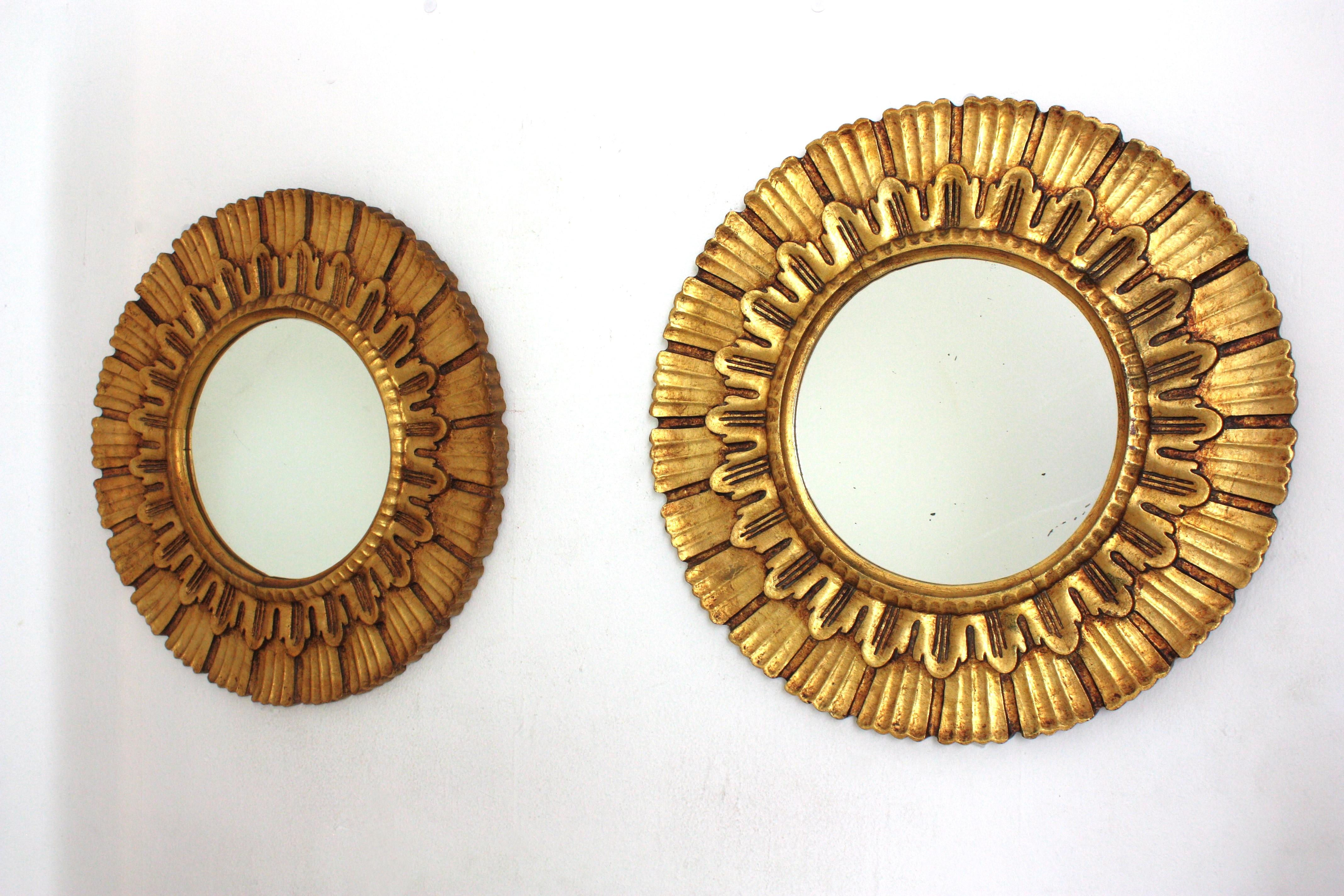 Paire de miroirs en bois doré sculptés en forme de soleil, Espagne, années 1950 en vente 2