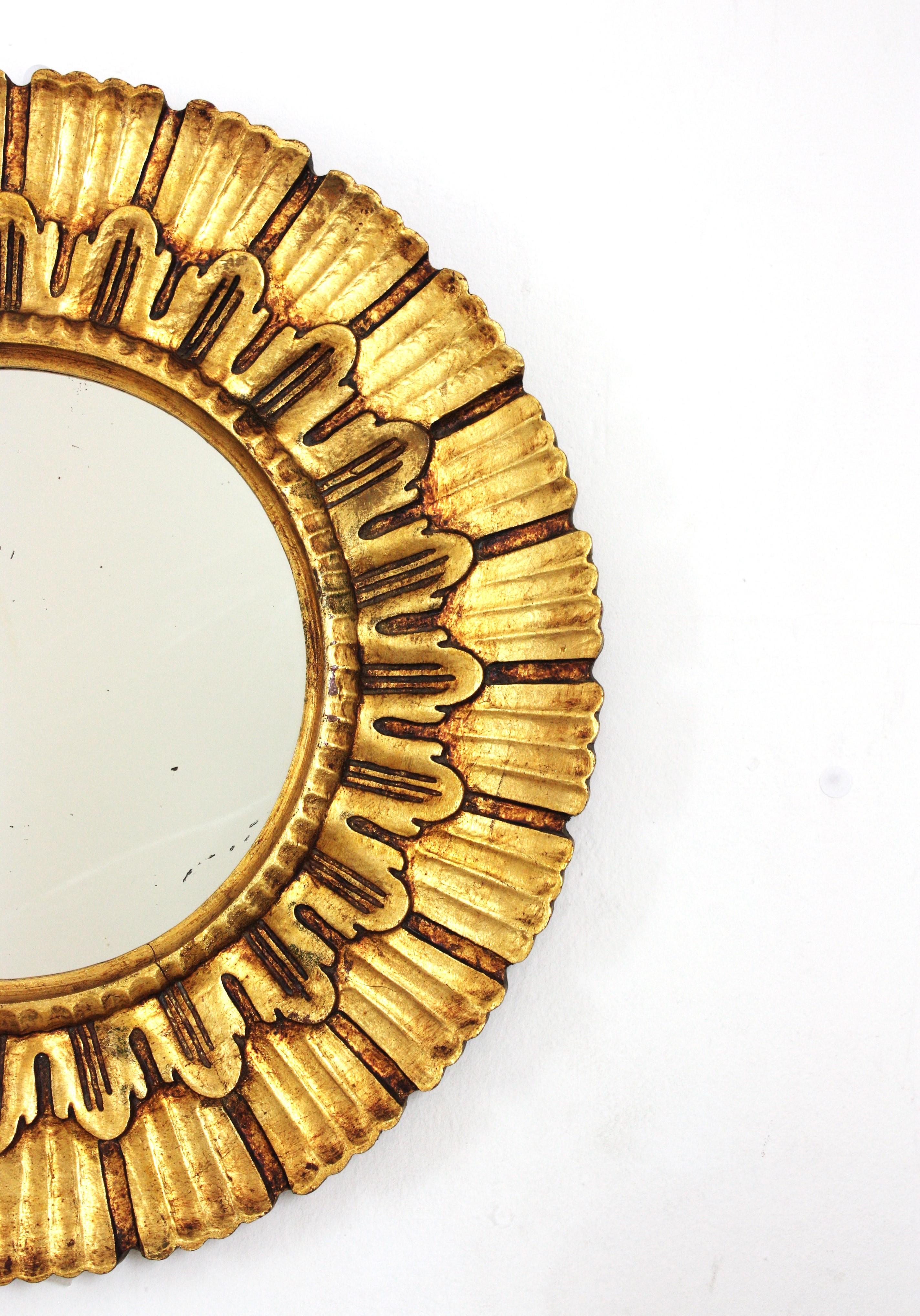 Paire de miroirs en bois doré sculptés en forme de soleil, Espagne, années 1950 en vente 3