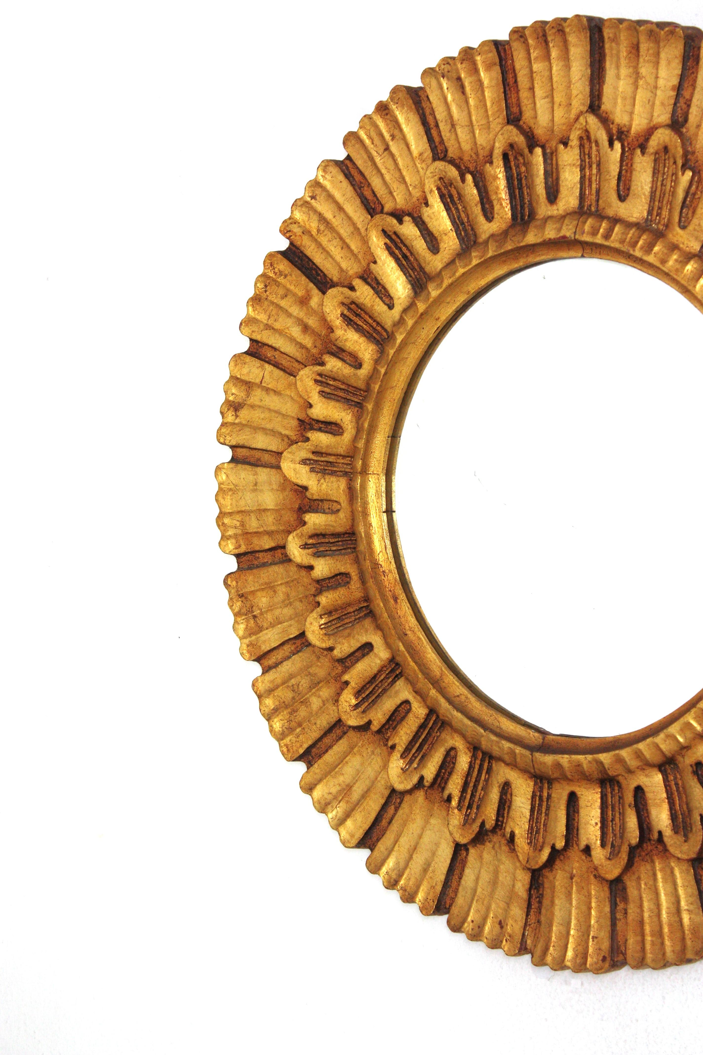 Paire de miroirs en bois doré sculptés en forme de soleil, Espagne, années 1950 en vente 4