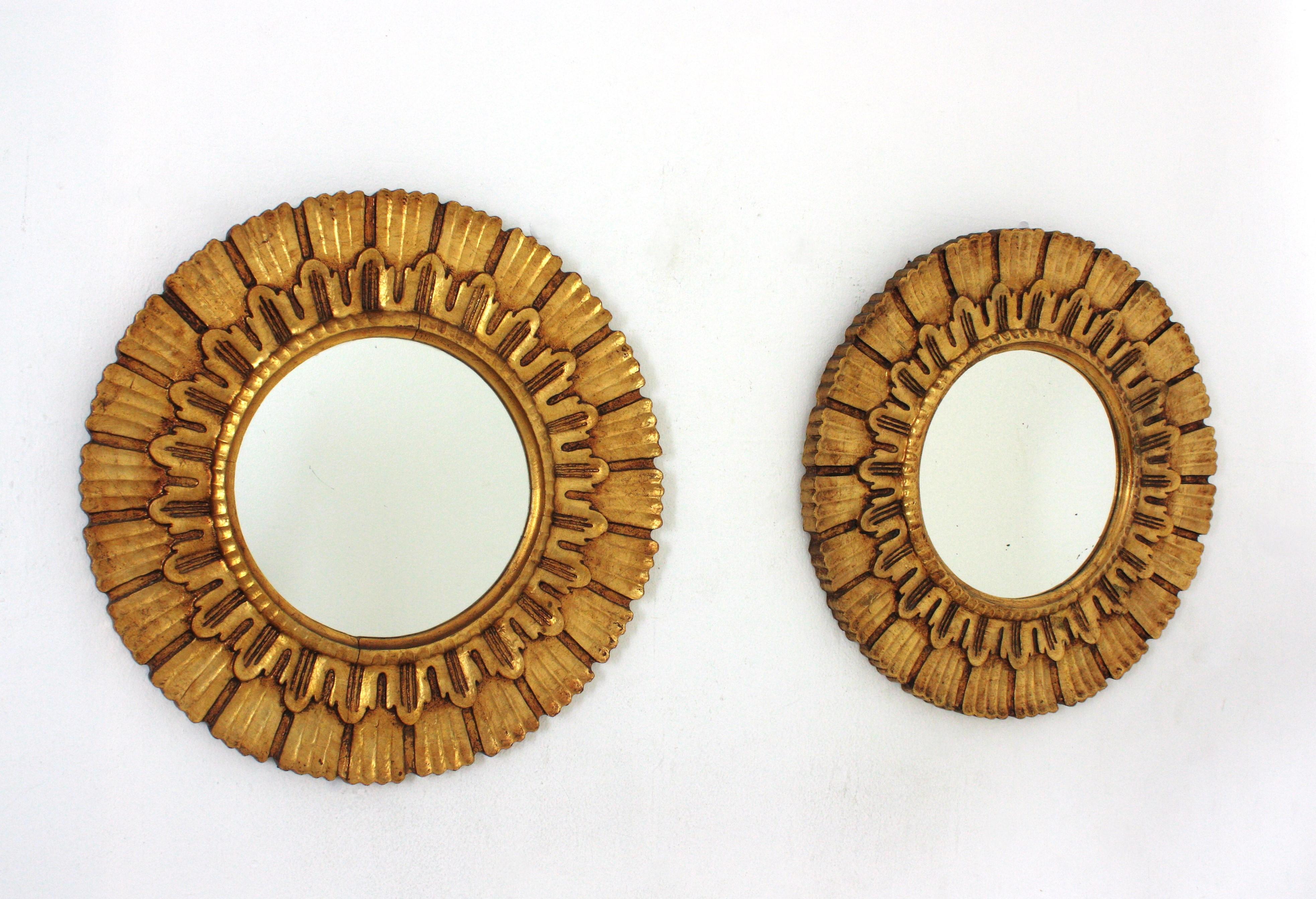 Paire de miroirs ronds en forme de soleil, bois sculpté, feuilles d'or, Espagne, années 1950.
Ces miroirs en forme de soleil ont été fabriqués à la main en bois sculpté et dorés à la feuille d'or. Un design accrocheur combinant des accents baroques,