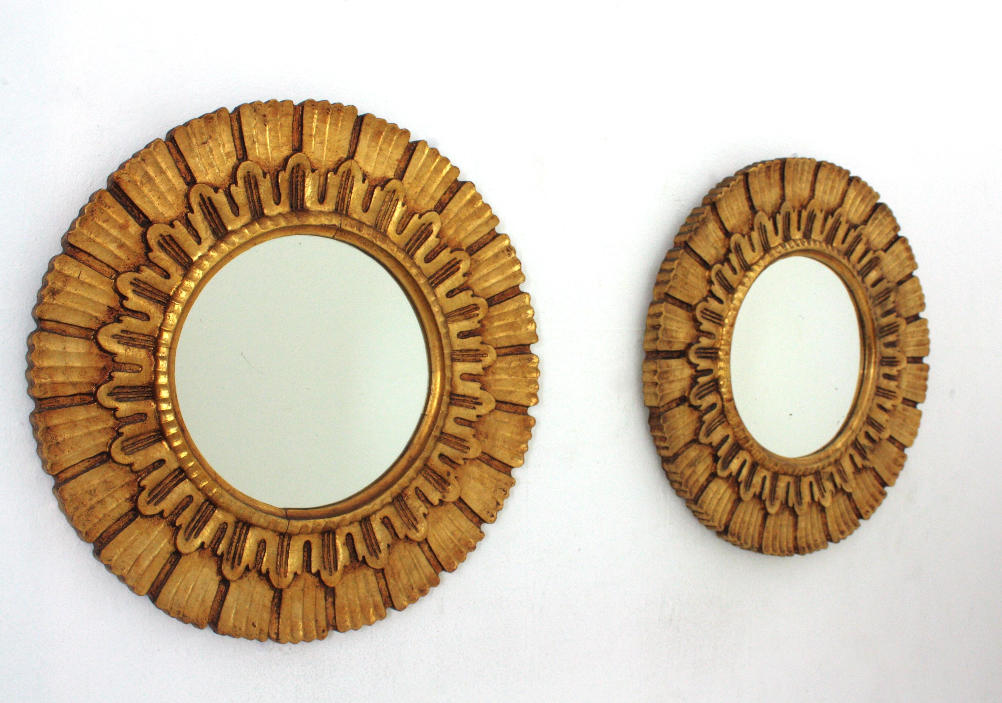 Hollywood Regency Paire de miroirs en bois doré sculptés en forme de soleil, Espagne, années 1950 en vente