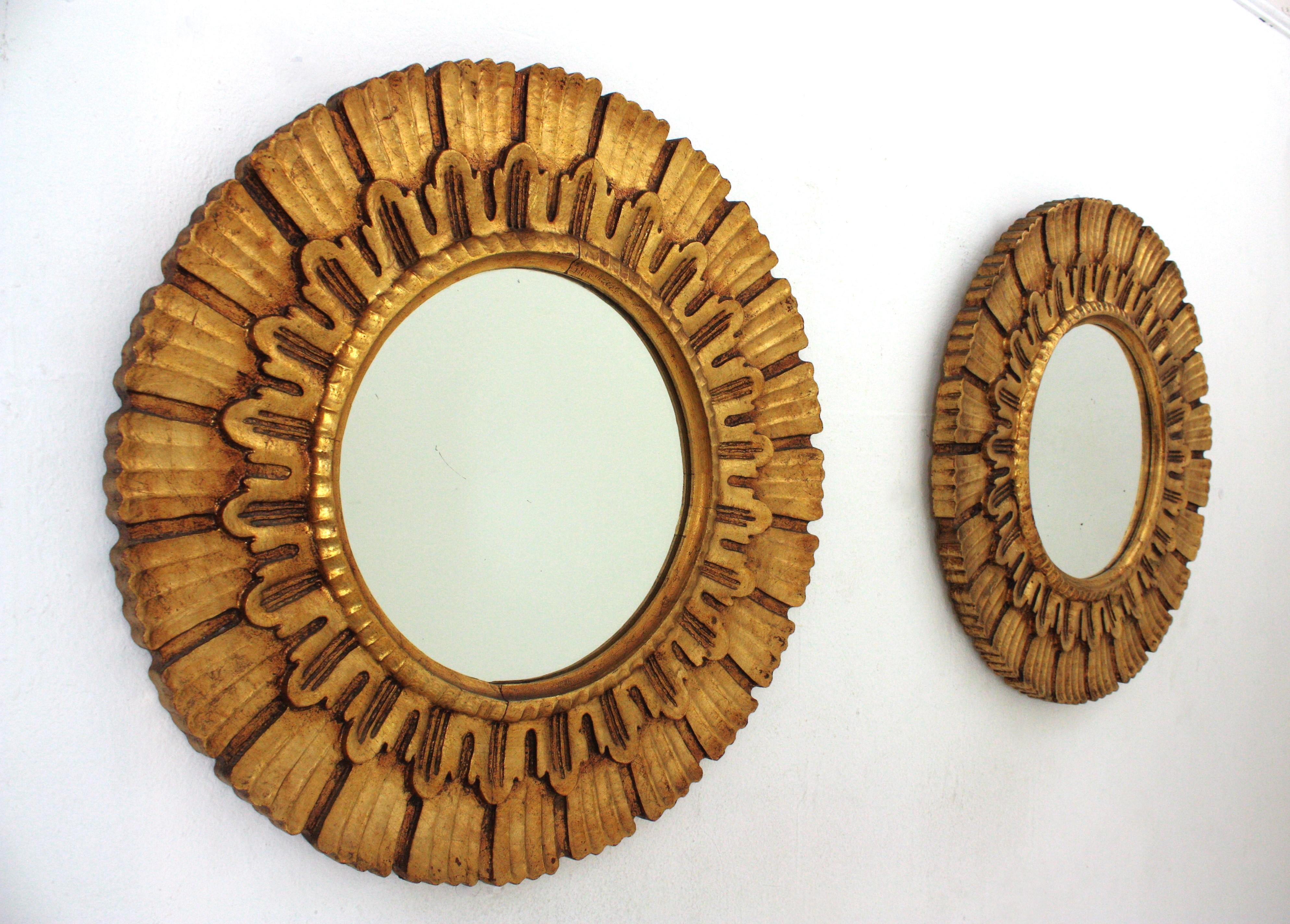 Espagnol Paire de miroirs en bois doré sculptés en forme de soleil, Espagne, années 1950 en vente