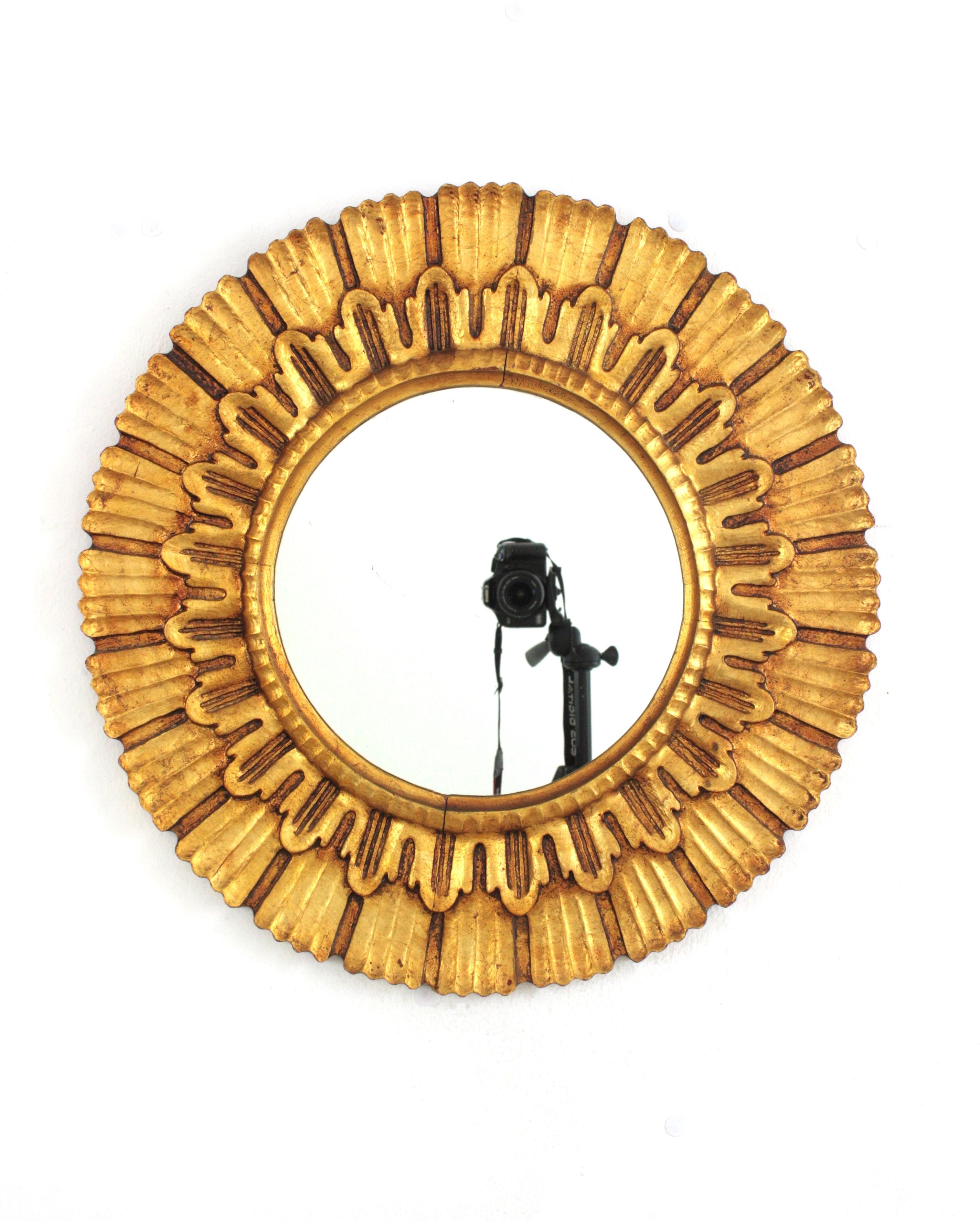 Sculpté Paire de miroirs en bois doré sculptés en forme de soleil, Espagne, années 1950 en vente