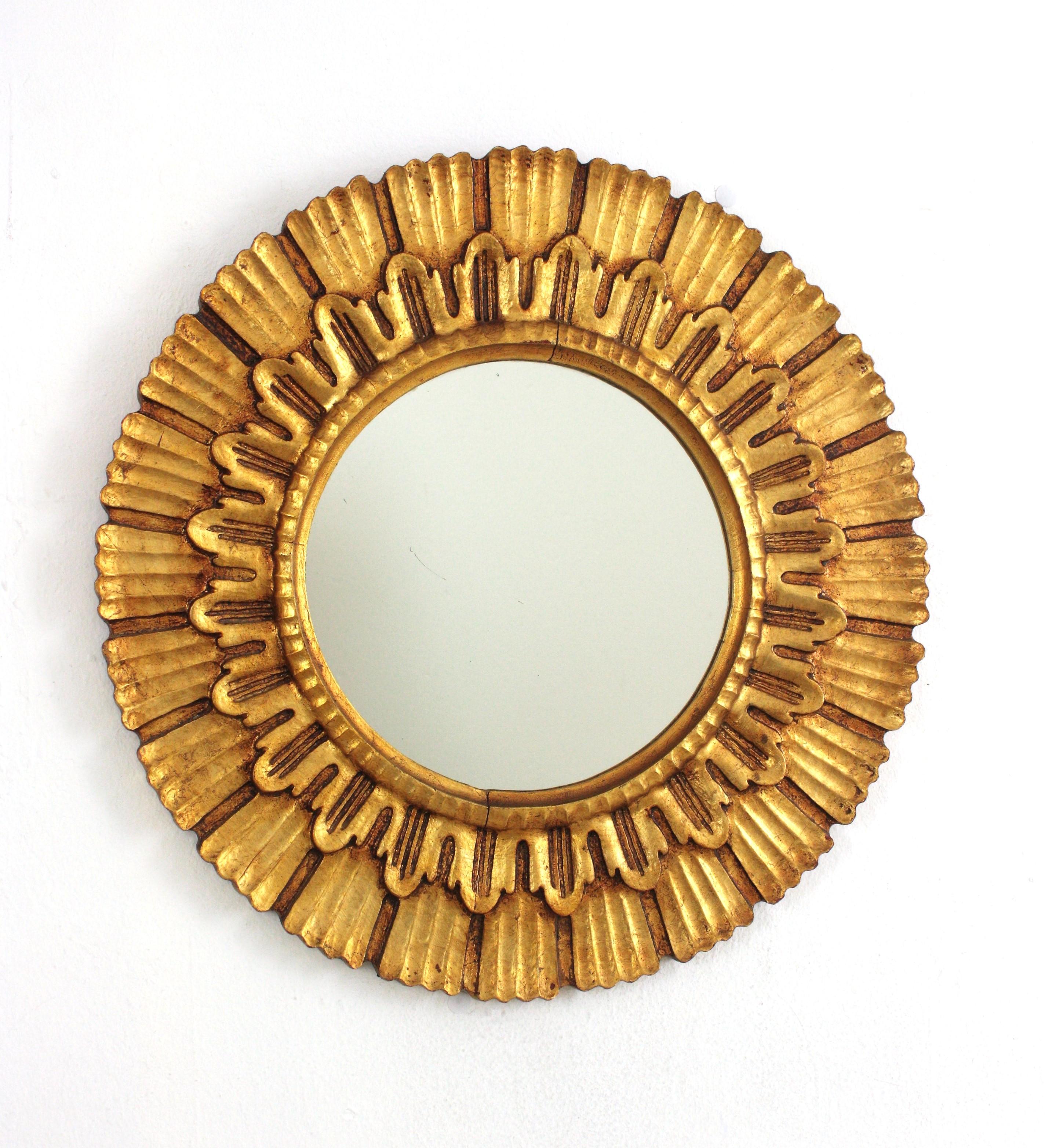 Paire de miroirs en bois doré sculptés en forme de soleil, Espagne, années 1950 Bon état - En vente à Barcelona, ES