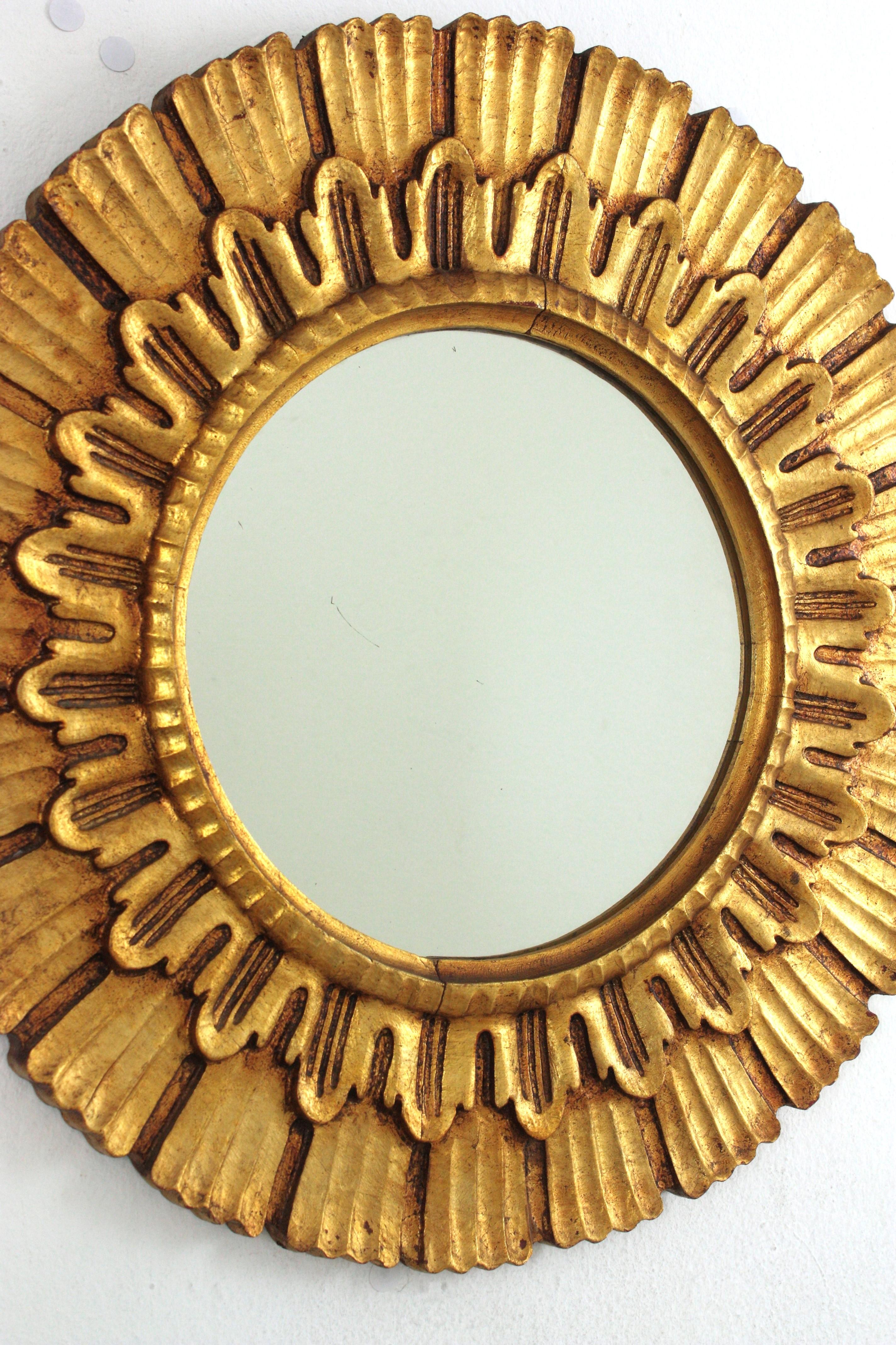 20ième siècle Paire de miroirs en bois doré sculptés en forme de soleil, Espagne, années 1950 en vente