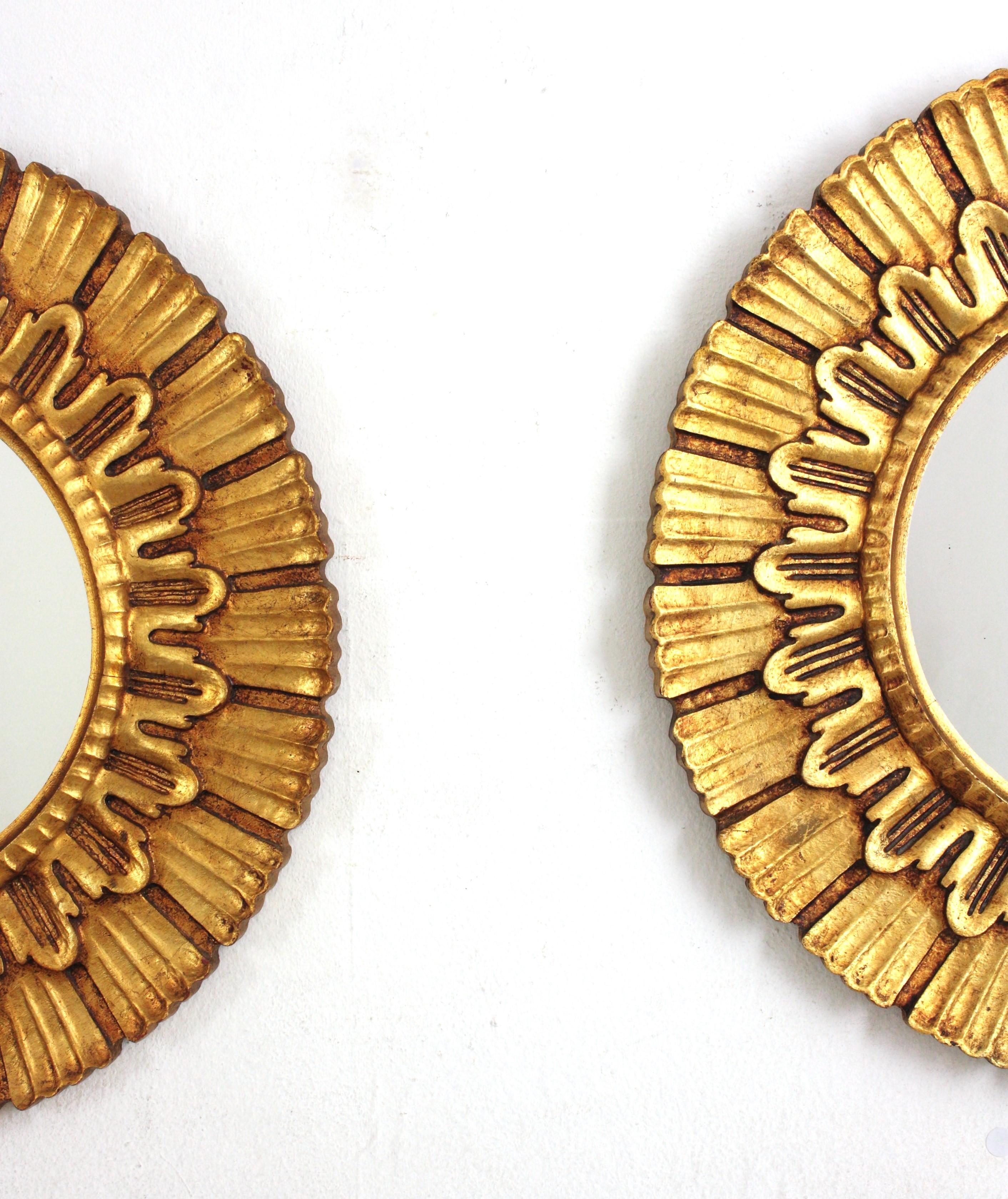 Miroir Paire de miroirs en bois doré sculptés en forme de soleil, Espagne, années 1950 en vente