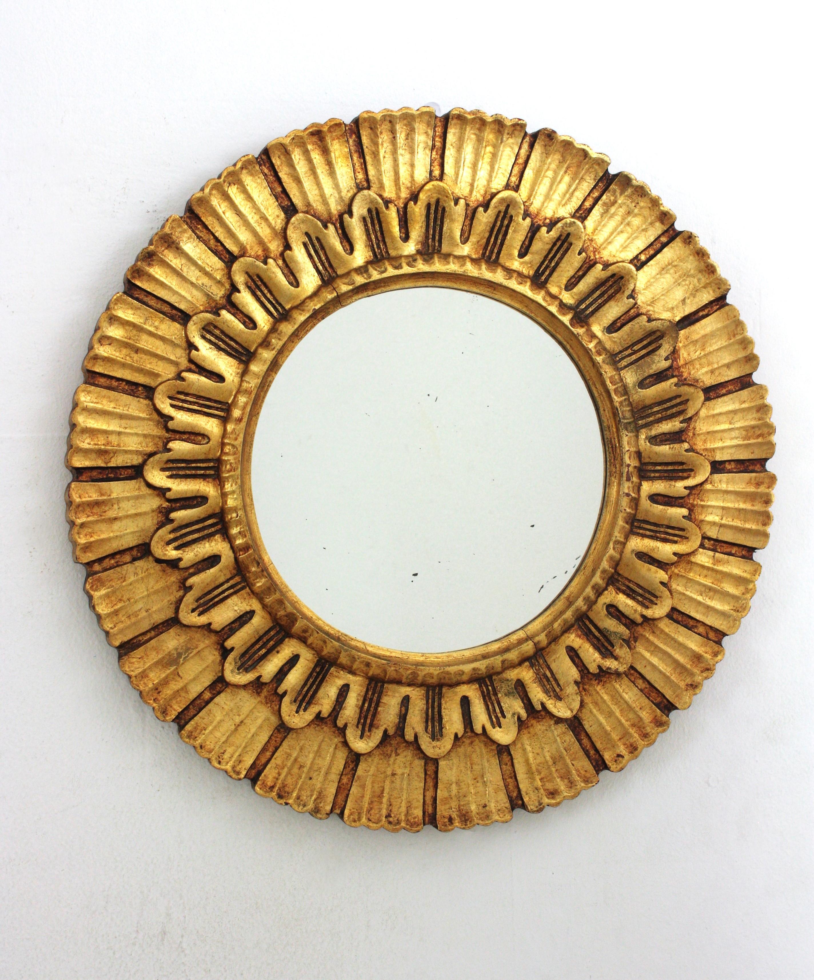 Paire de miroirs en bois doré sculptés en forme de soleil, Espagne, années 1950 en vente 1