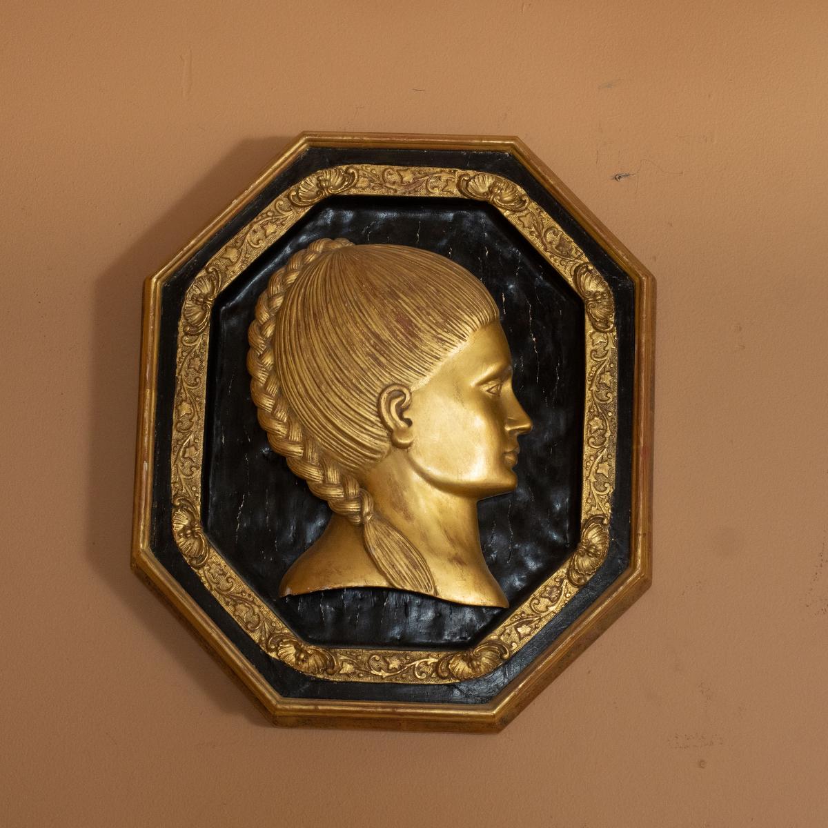 Paire de portraits féminins sculptés à la feuille d'or 22kt avec bordures filigranées par le maître ébéniste Carlos Villegas.