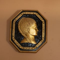 Coppia di ritratti femminili in legno dorato di Carlos Villegas