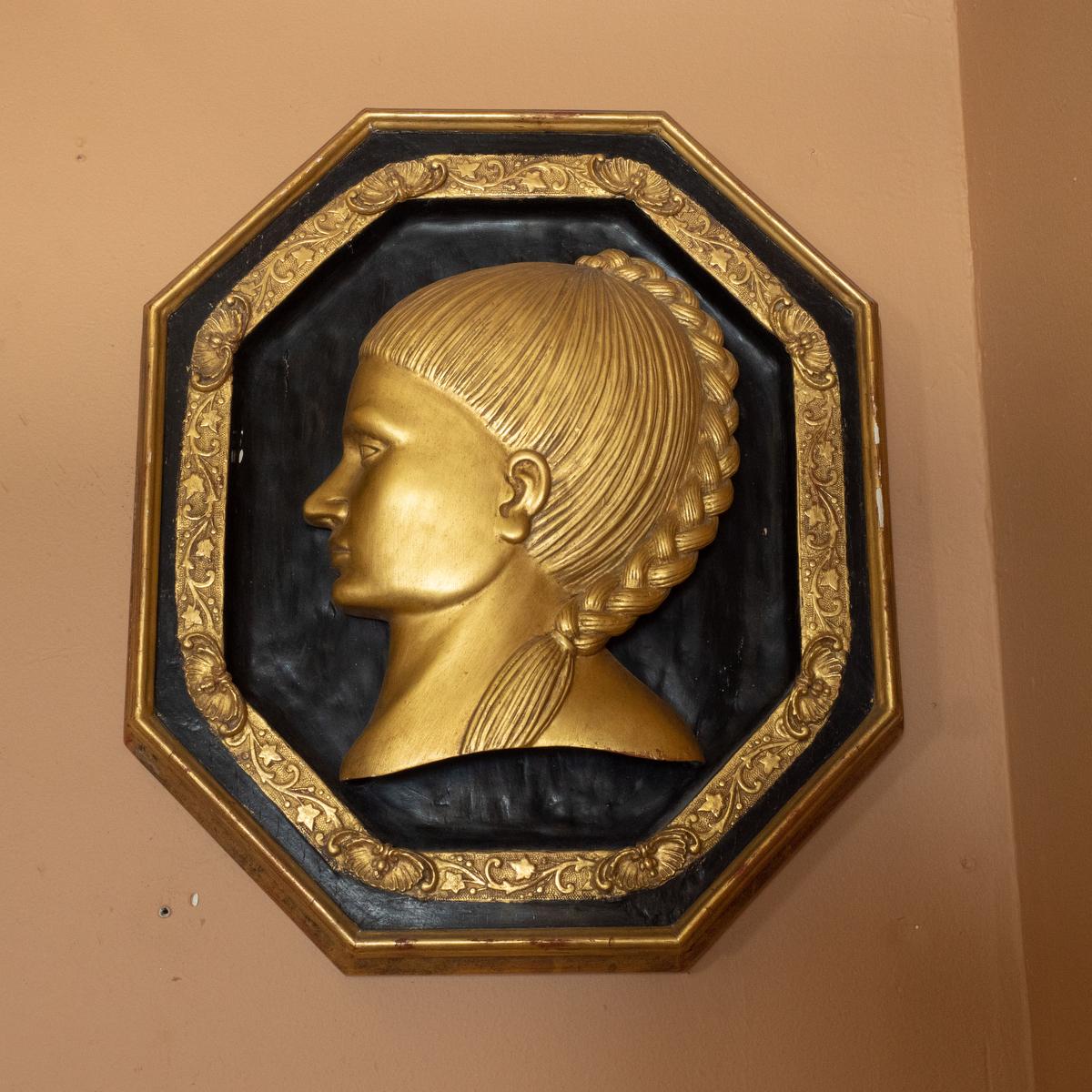 Regency Paire de portraits de femmes en bois doré de Carlos Villegas en vente