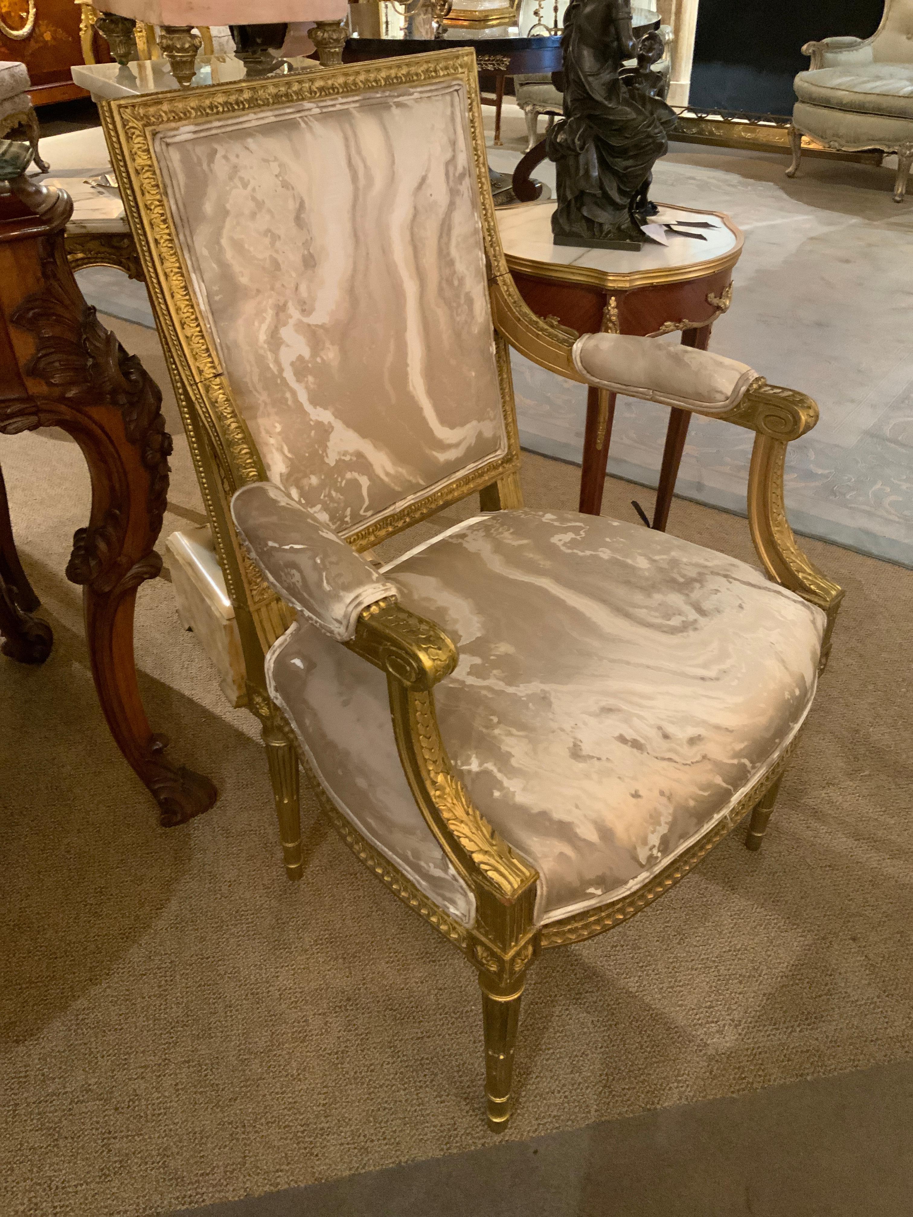 Les fines sculptures en bois doré réalisées à la main confèrent à ces chaises une qualité exceptionnelle.
La dorure est d'origine et présente une douce patine. Les pieds sont cannelés et
Les coins sont ornés d'un pendentif circulaire. Le carré 
Le