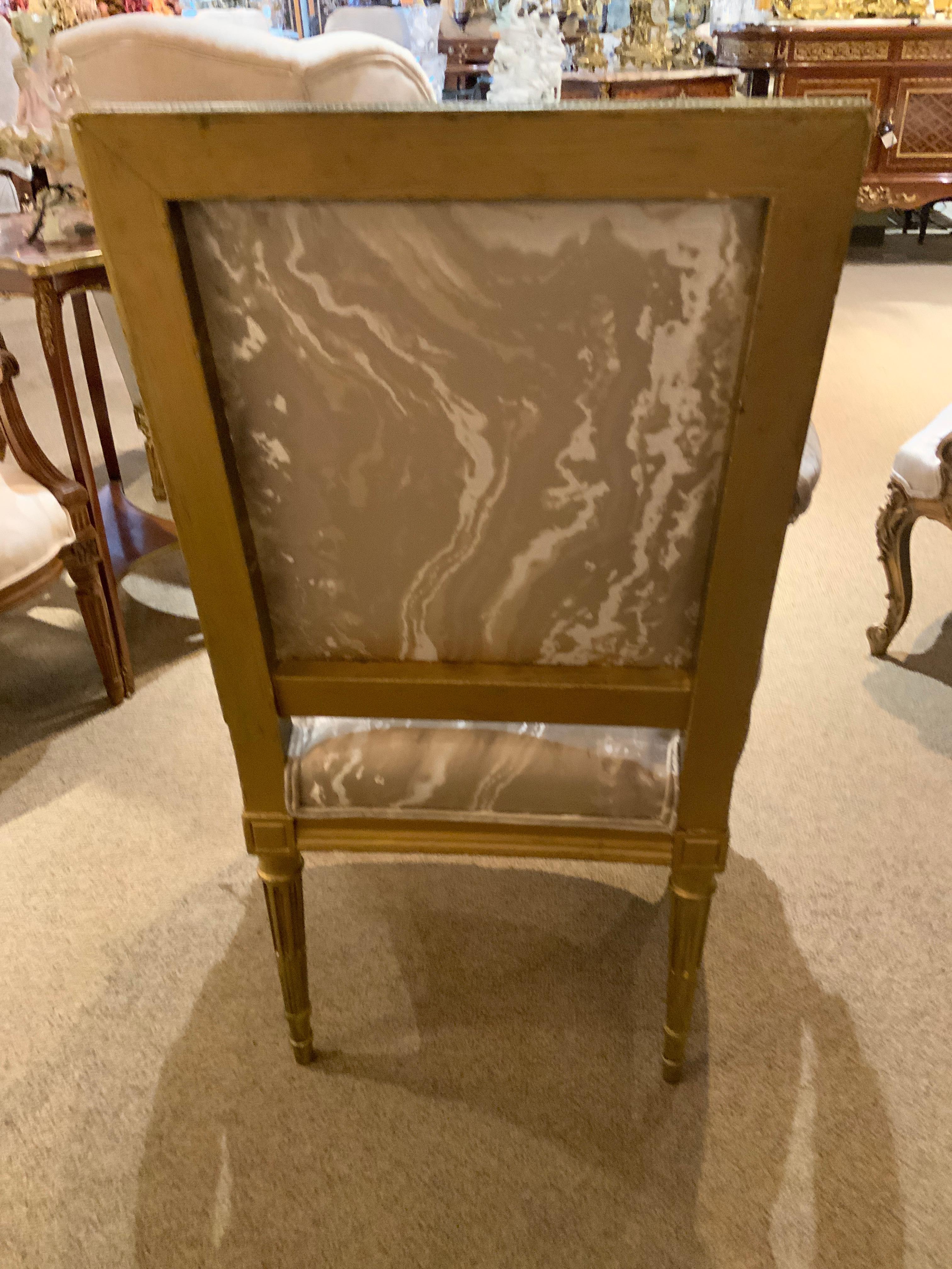Français Paire de fauteuils français de style Louis XVI en bois doré en vente