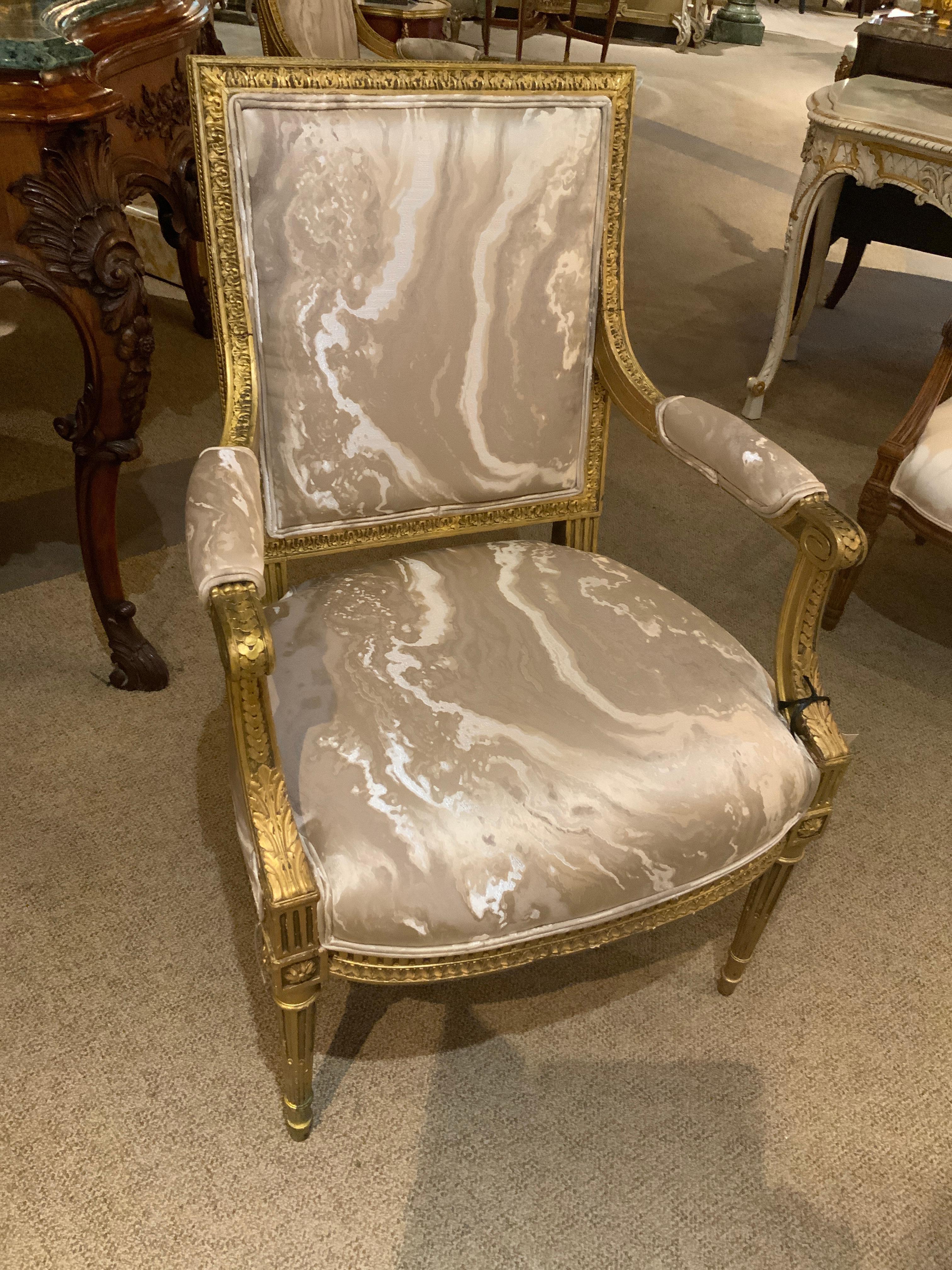 Paire de fauteuils français de style Louis XVI en bois doré Excellent état - En vente à Houston, TX