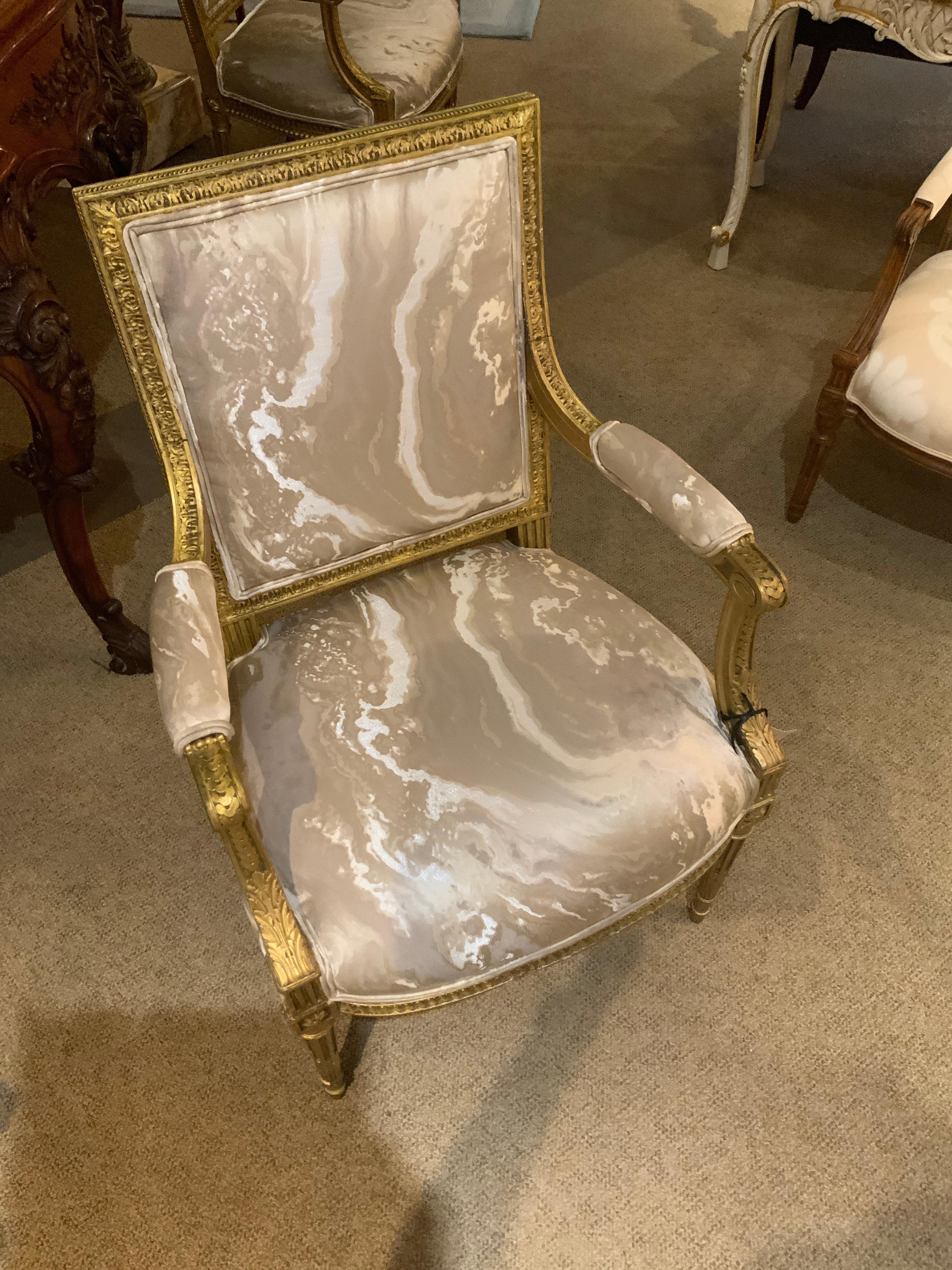XIXe siècle Paire de fauteuils français de style Louis XVI en bois doré en vente
