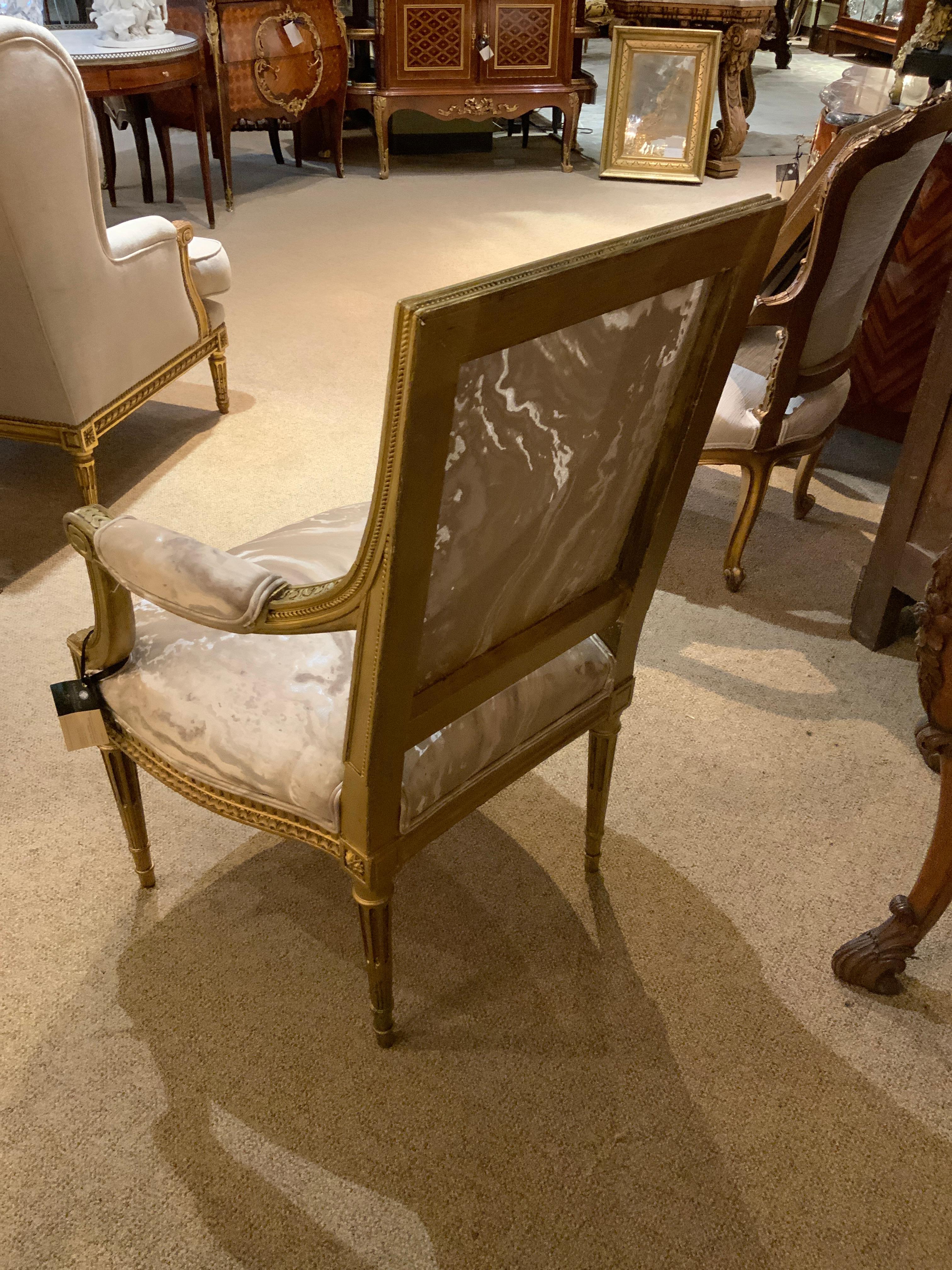 Bois doré Paire de fauteuils français de style Louis XVI en bois doré en vente