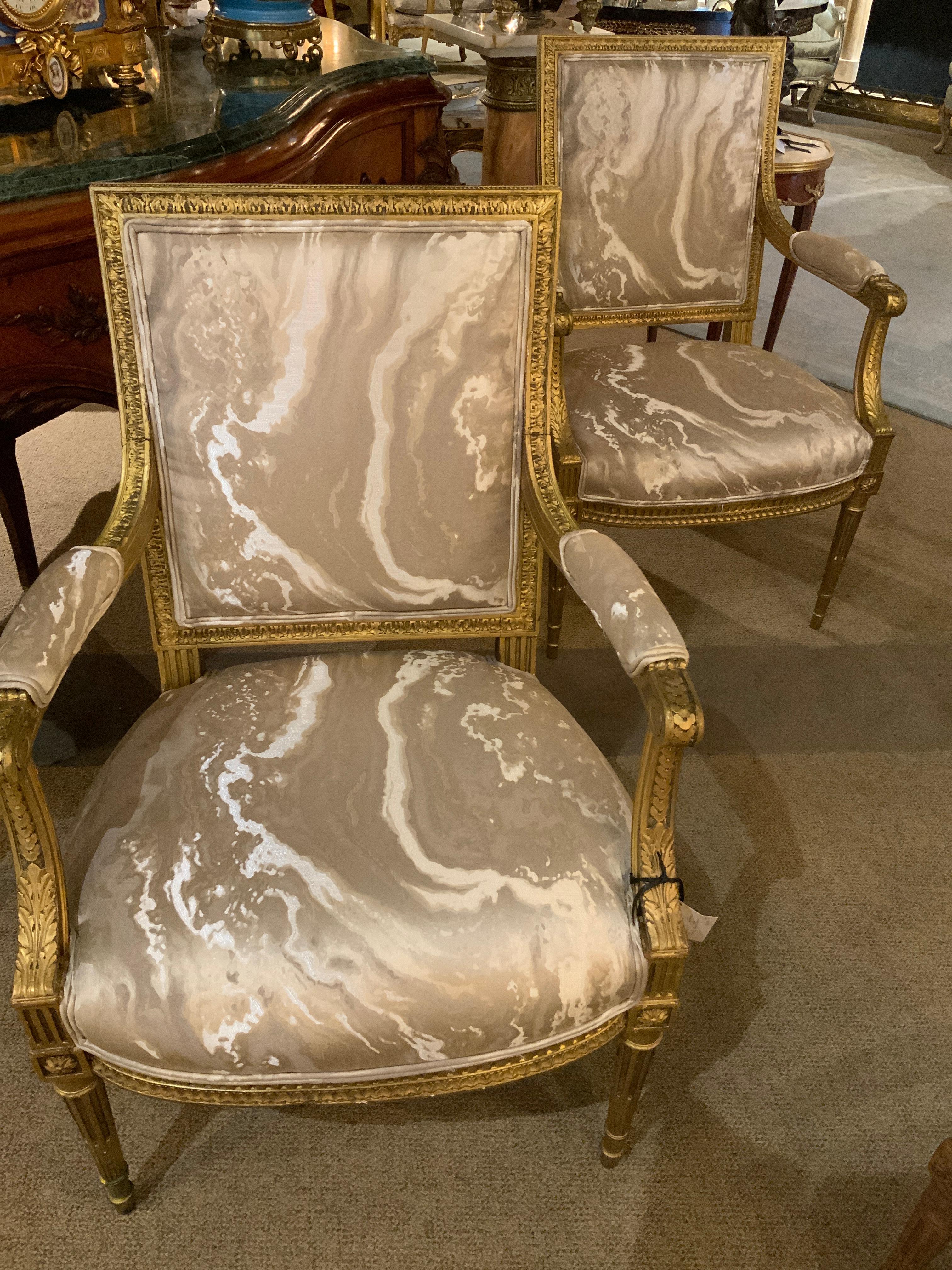 Paire de fauteuils français de style Louis XVI en bois doré en vente 1