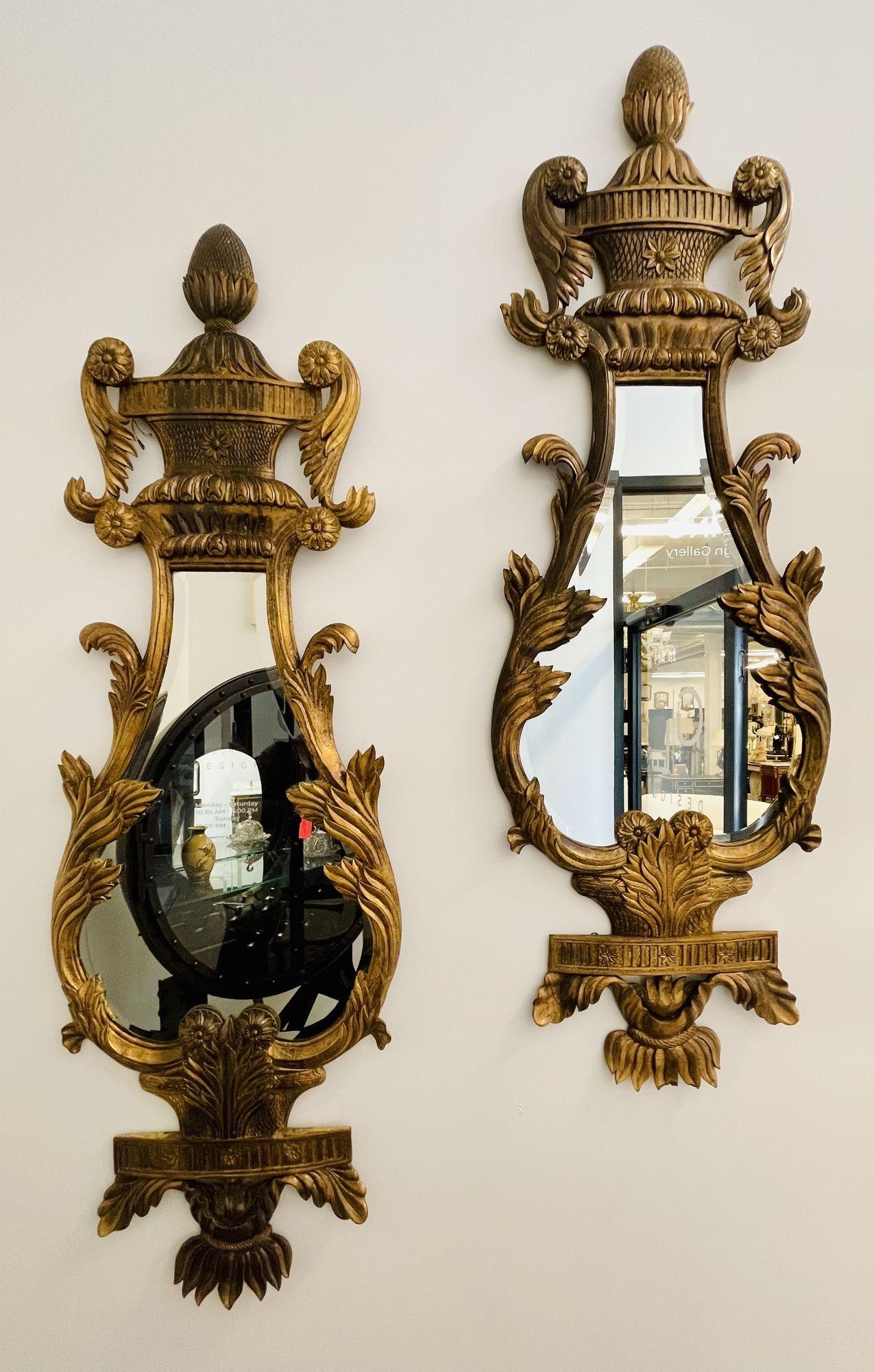 Louis XV Paire de miroirs en bois doré, miroirs muraux, consoles ou miroirs de pilier, italiens, années 1960 en vente