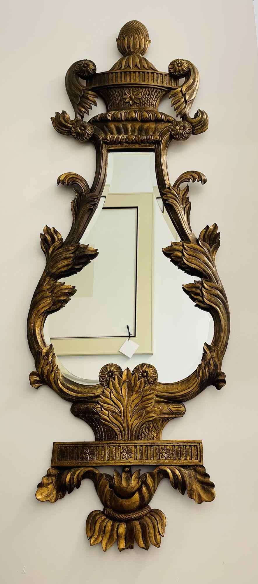 Paire de miroirs en bois doré, miroirs muraux, consoles ou miroirs de pilier, italiens, années 1960 Bon état - En vente à Stamford, CT