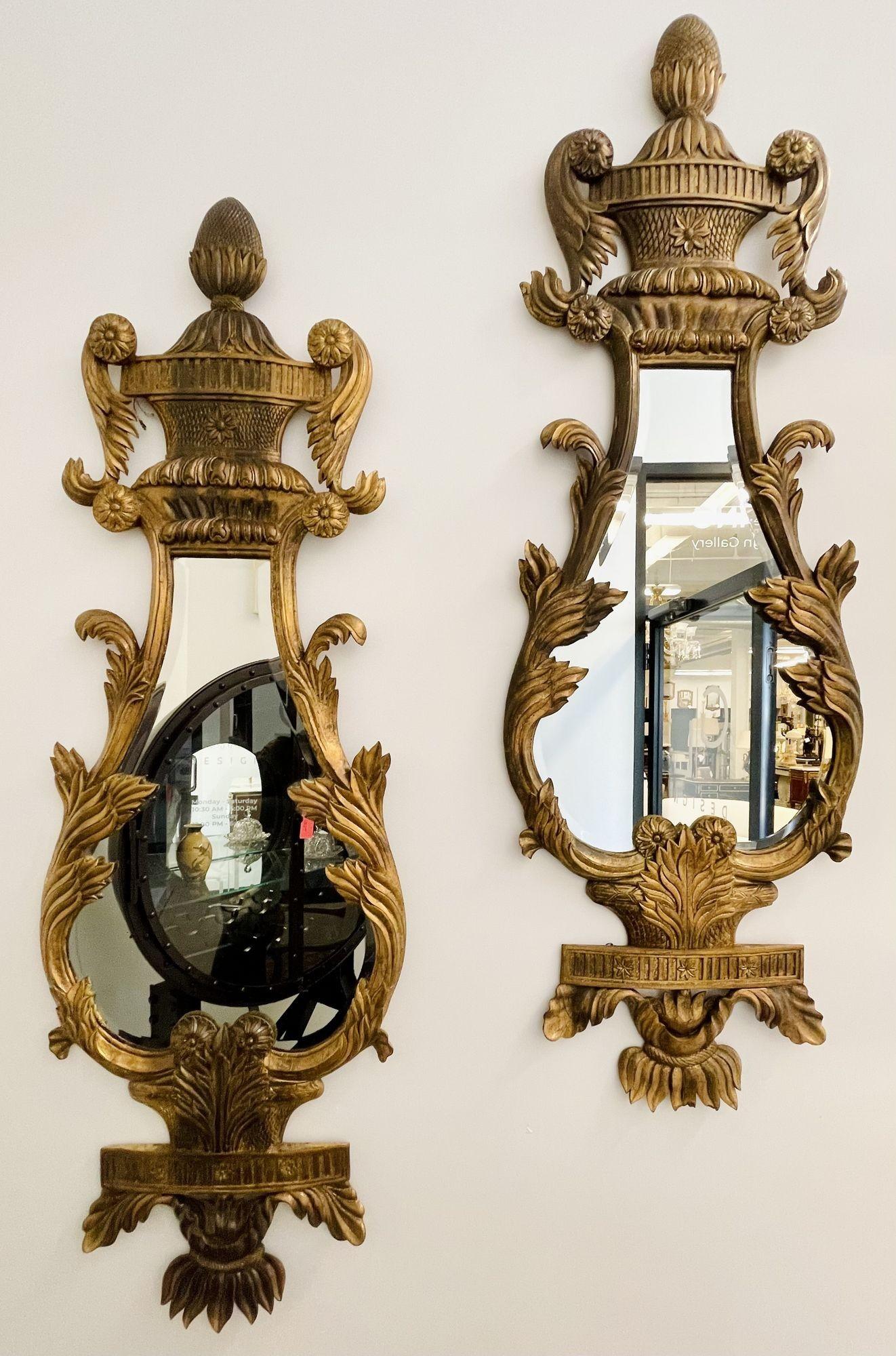 20ième siècle Paire de miroirs en bois doré, miroirs muraux, consoles ou miroirs de pilier, italiens, années 1960 en vente