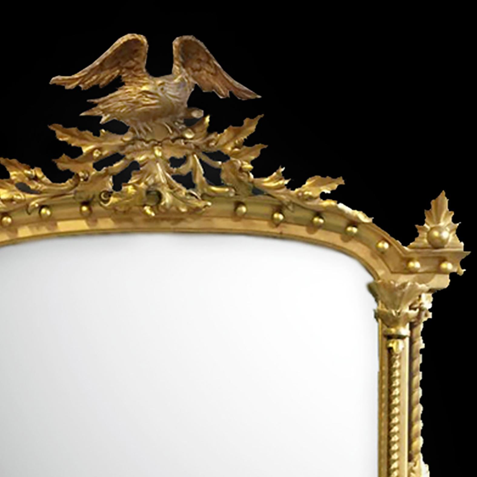 Sculpté Paire de miroirs en bois doré avec crémaillères en forme d'aigle en vente