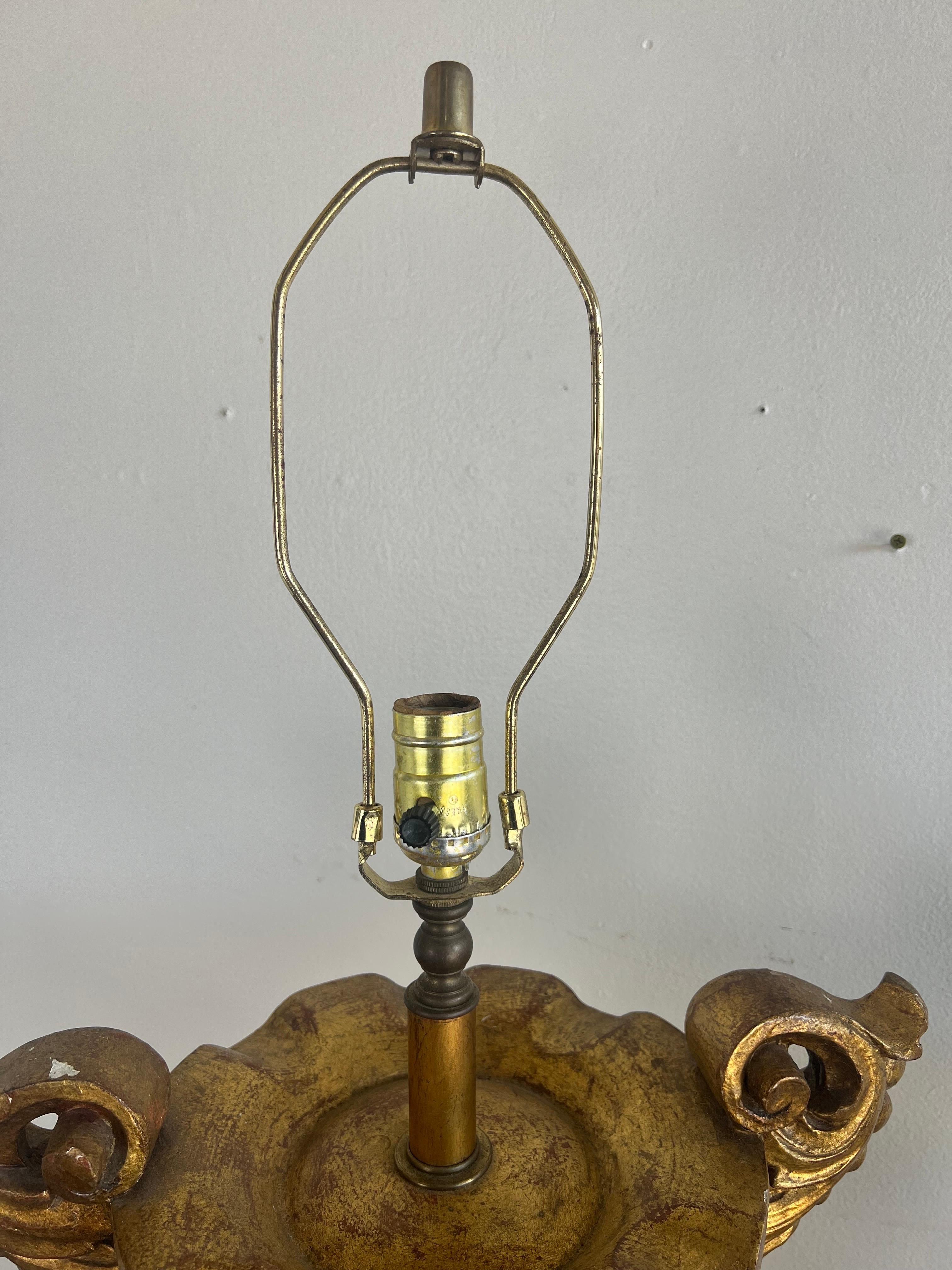 Paire de lampes-urnes italiennes en bois doré de style néoclassique, vers 1930 en vente 4